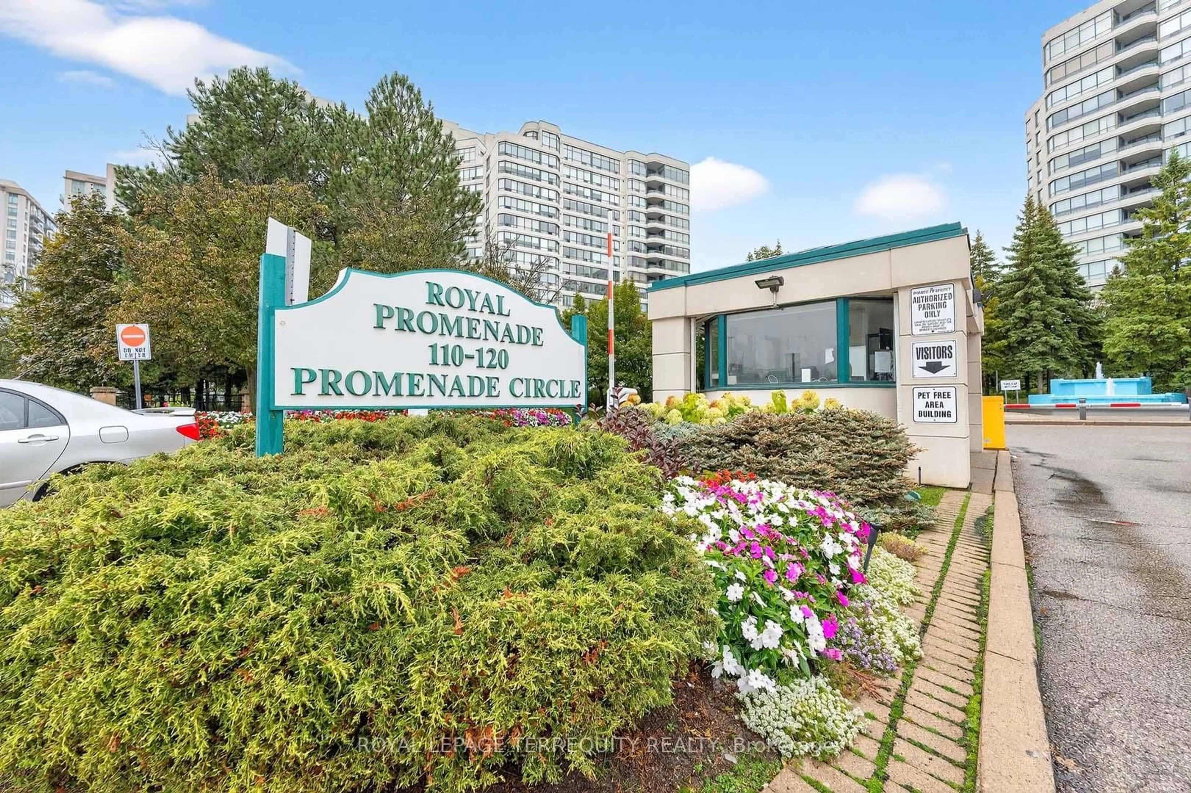 Indoor foyer for 110 Promenade Circ #1402, Vaughan Ontario L4J 7W8