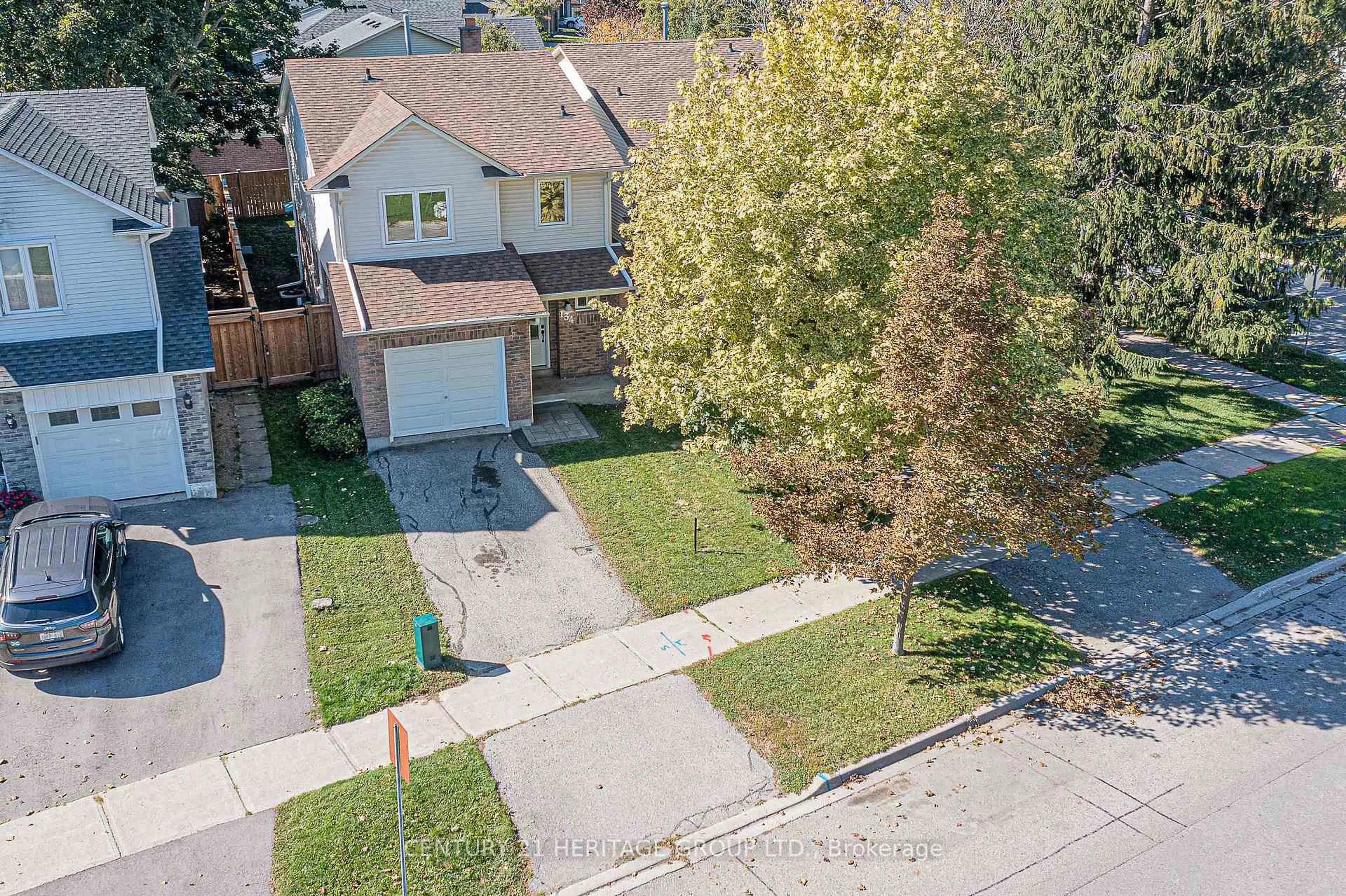 A pic from outside/outdoor area/front of a property/back of a property/a pic from drone, street for 134 Walton Dr, Aurora Ontario L4G 3K4