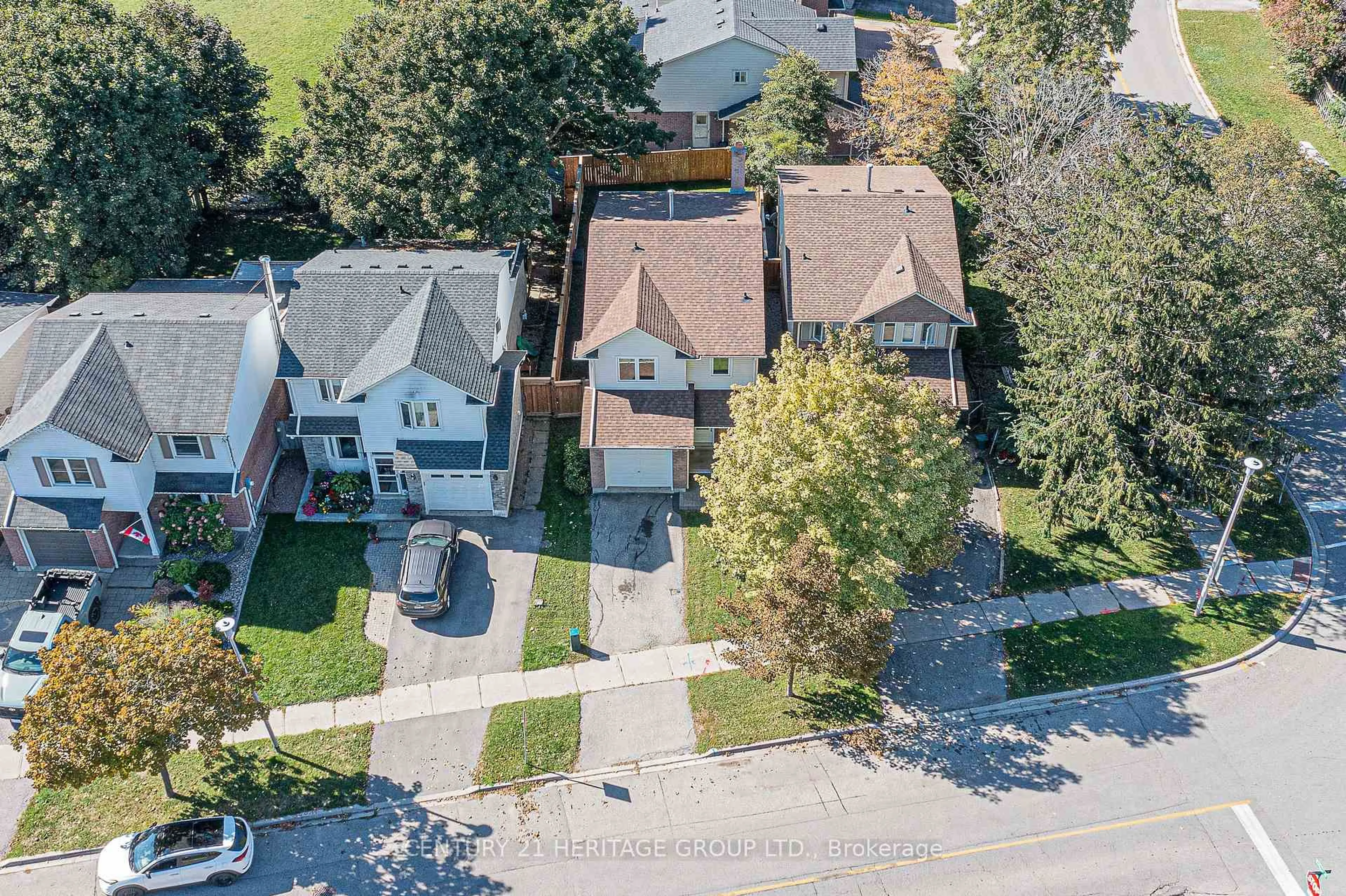 A pic from outside/outdoor area/front of a property/back of a property/a pic from drone, street for 134 Walton Dr, Aurora Ontario L4G 3K4