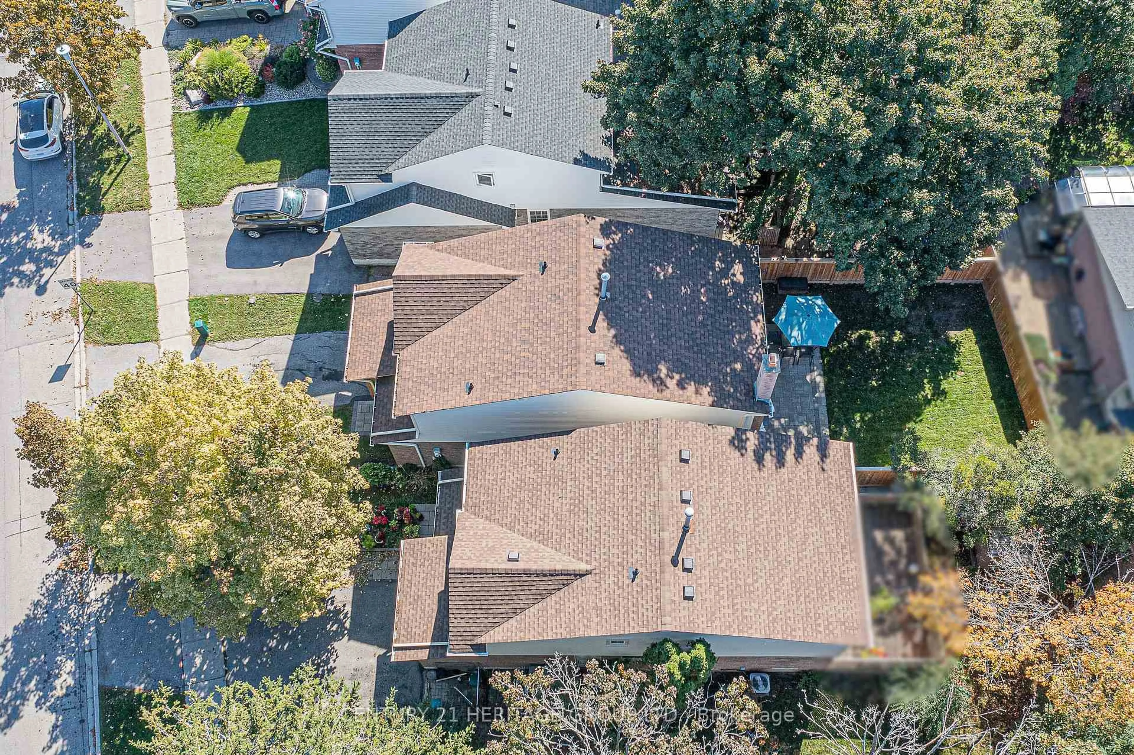 A pic from outside/outdoor area/front of a property/back of a property/a pic from drone, unknown for 134 Walton Dr, Aurora Ontario L4G 3K4