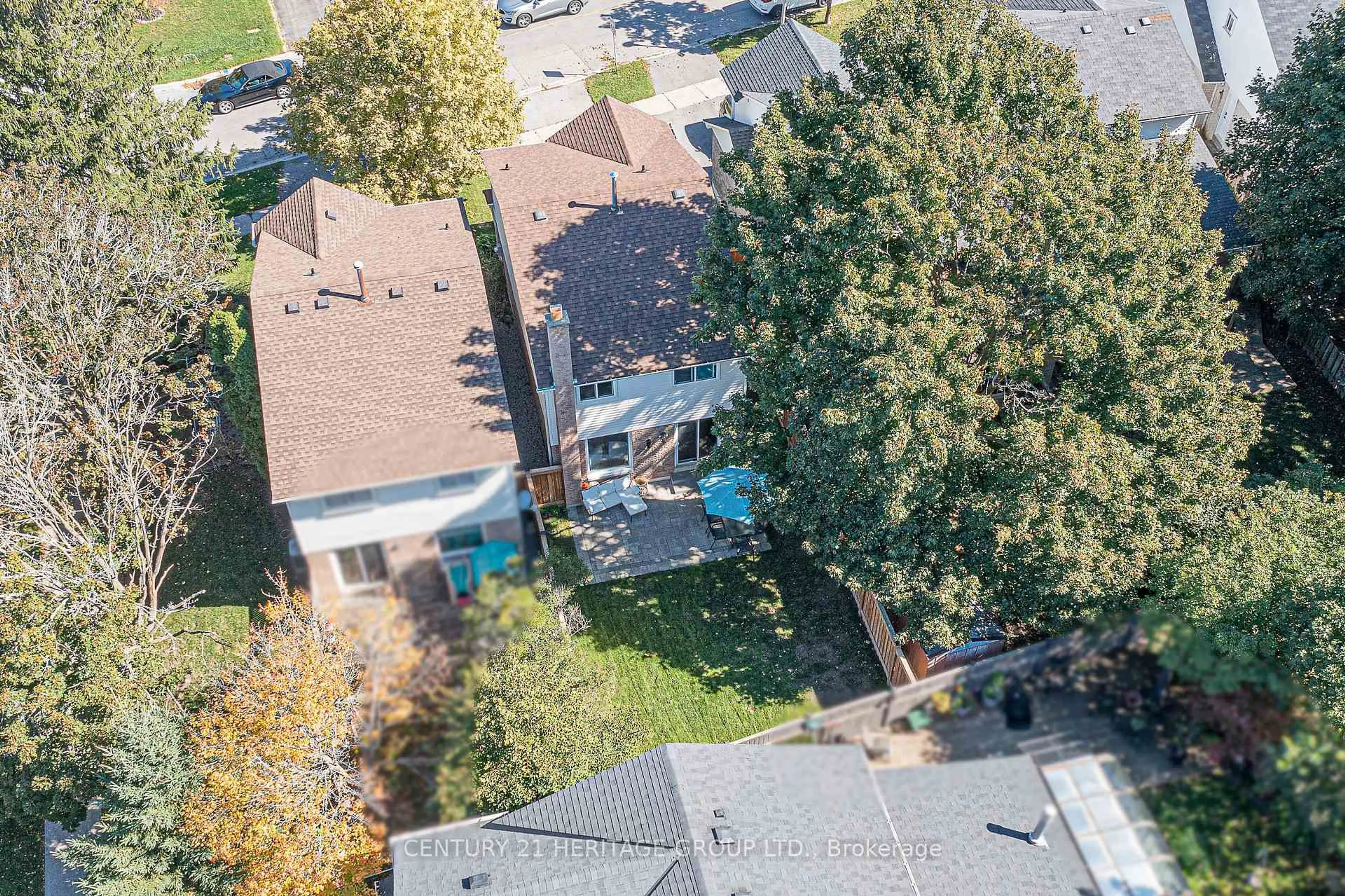 A pic from outside/outdoor area/front of a property/back of a property/a pic from drone, street for 134 Walton Dr, Aurora Ontario L4G 3K4