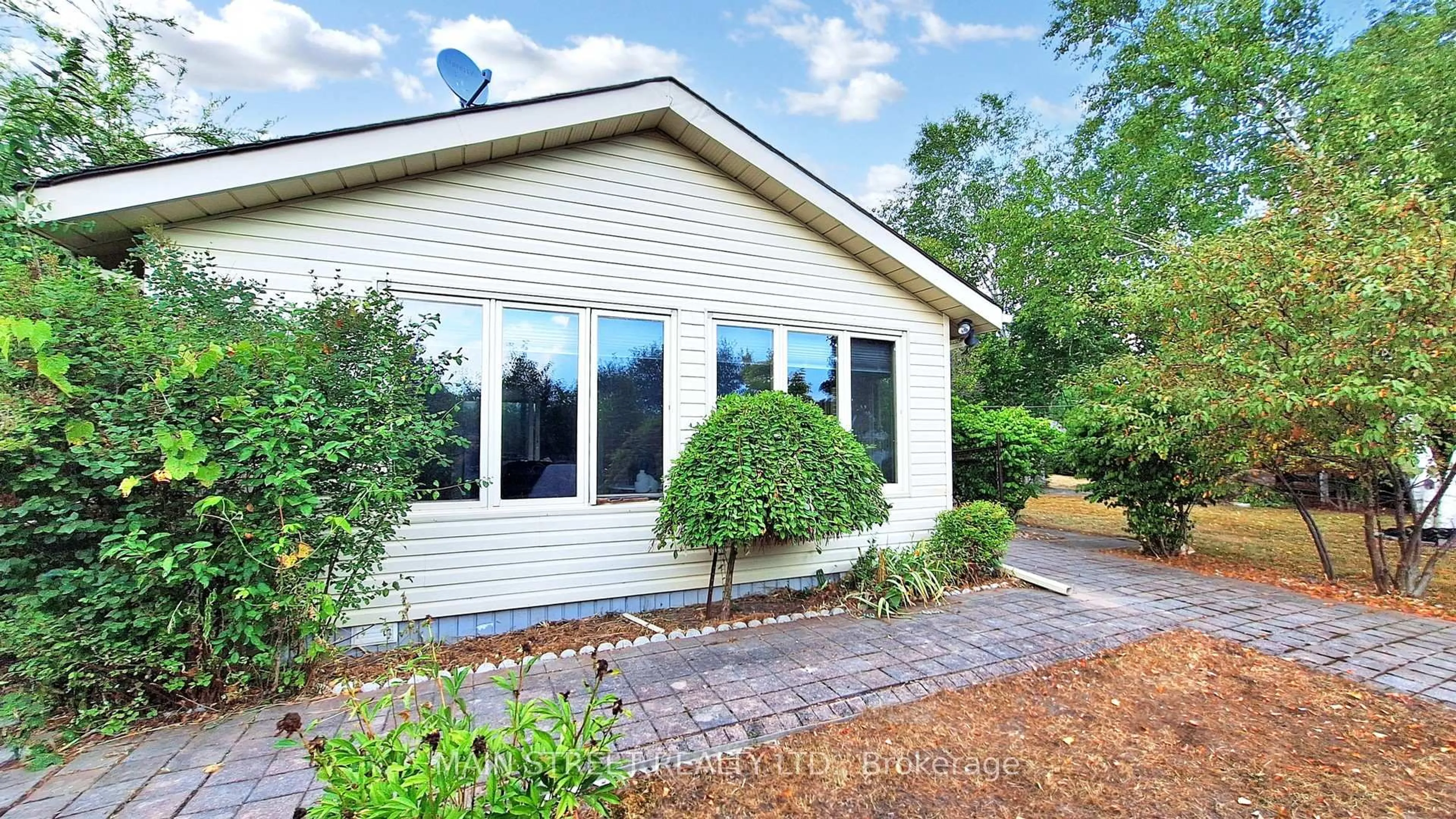 Home with vinyl exterior material, unknown for 15 Windor Crt, Brock Ontario L0E 1E0