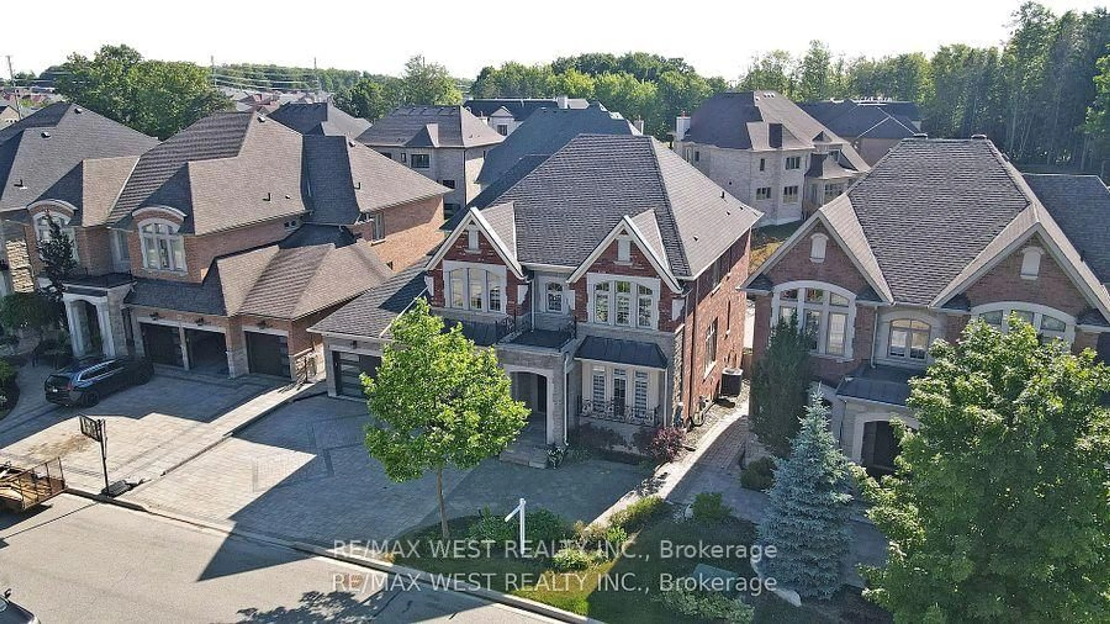 A pic from outside/outdoor area/front of a property/back of a property/a pic from drone, street for 136 Hailsham Crt, Vaughan Ontario L4H 3P1