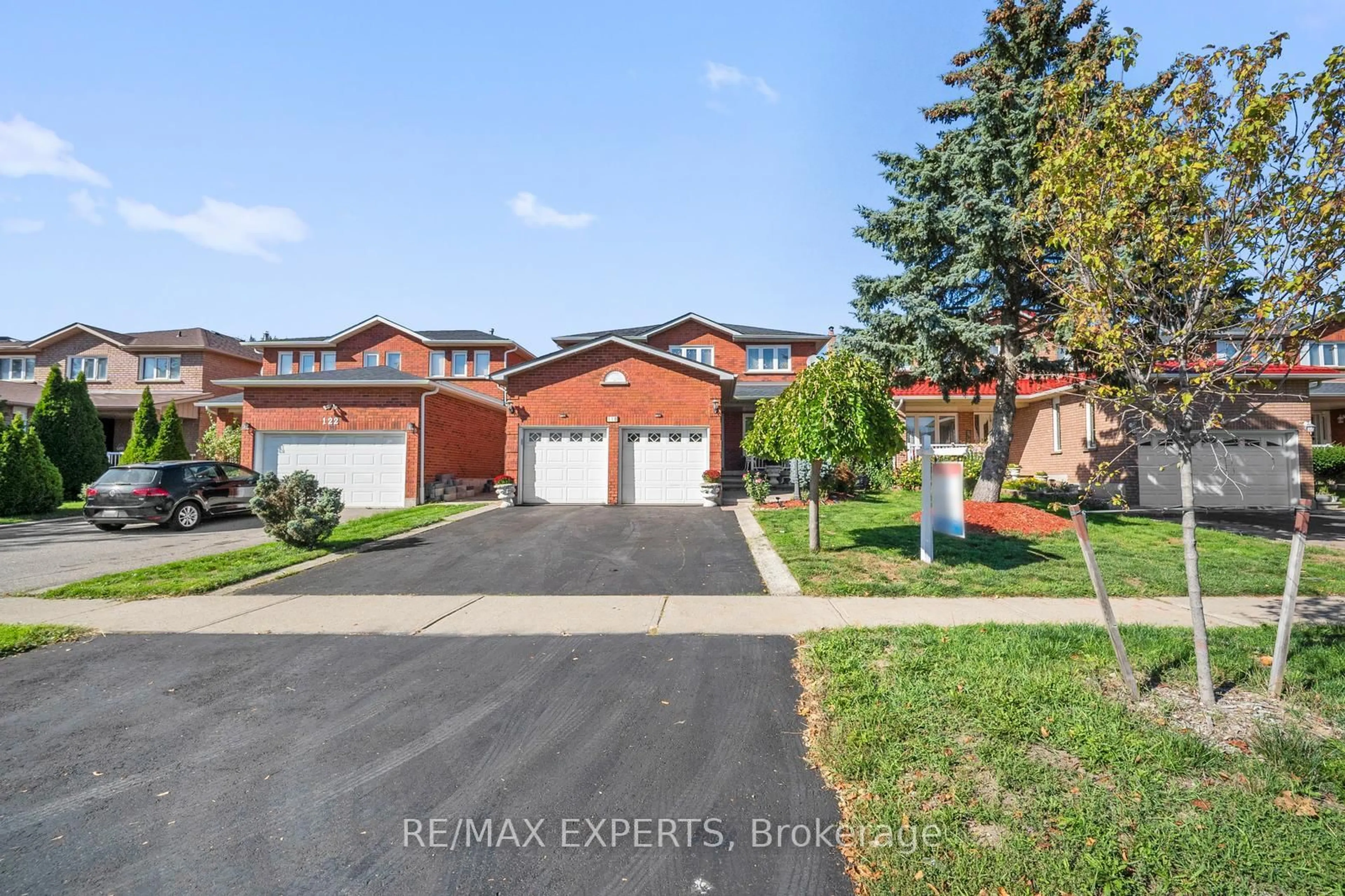 A pic from outside/outdoor area/front of a property/back of a property/a pic from drone, street for 118 Chancellor Dr, Vaughan Ontario L4L 7N5