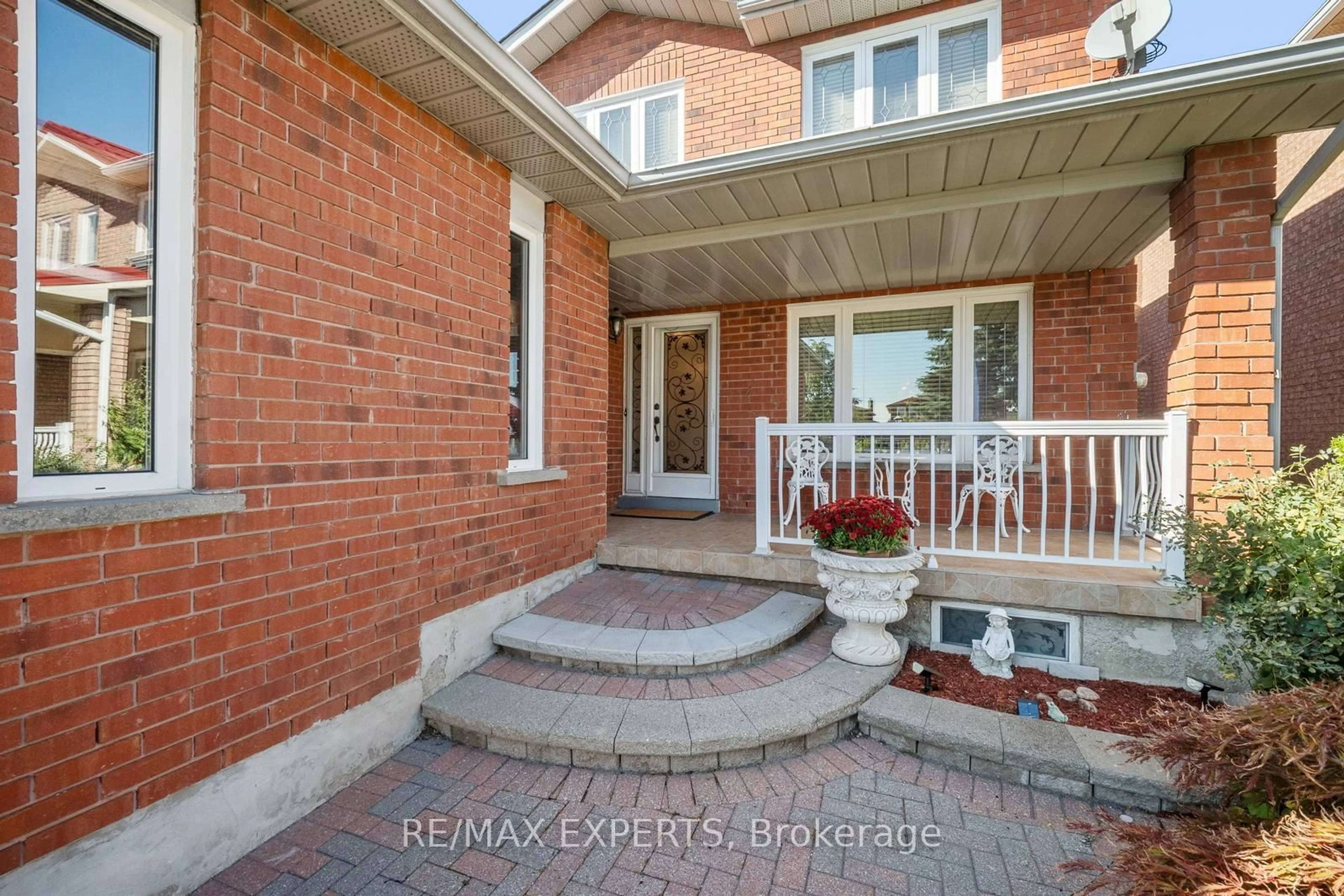 Indoor entryway for 118 Chancellor Dr, Vaughan Ontario L4L 7N5