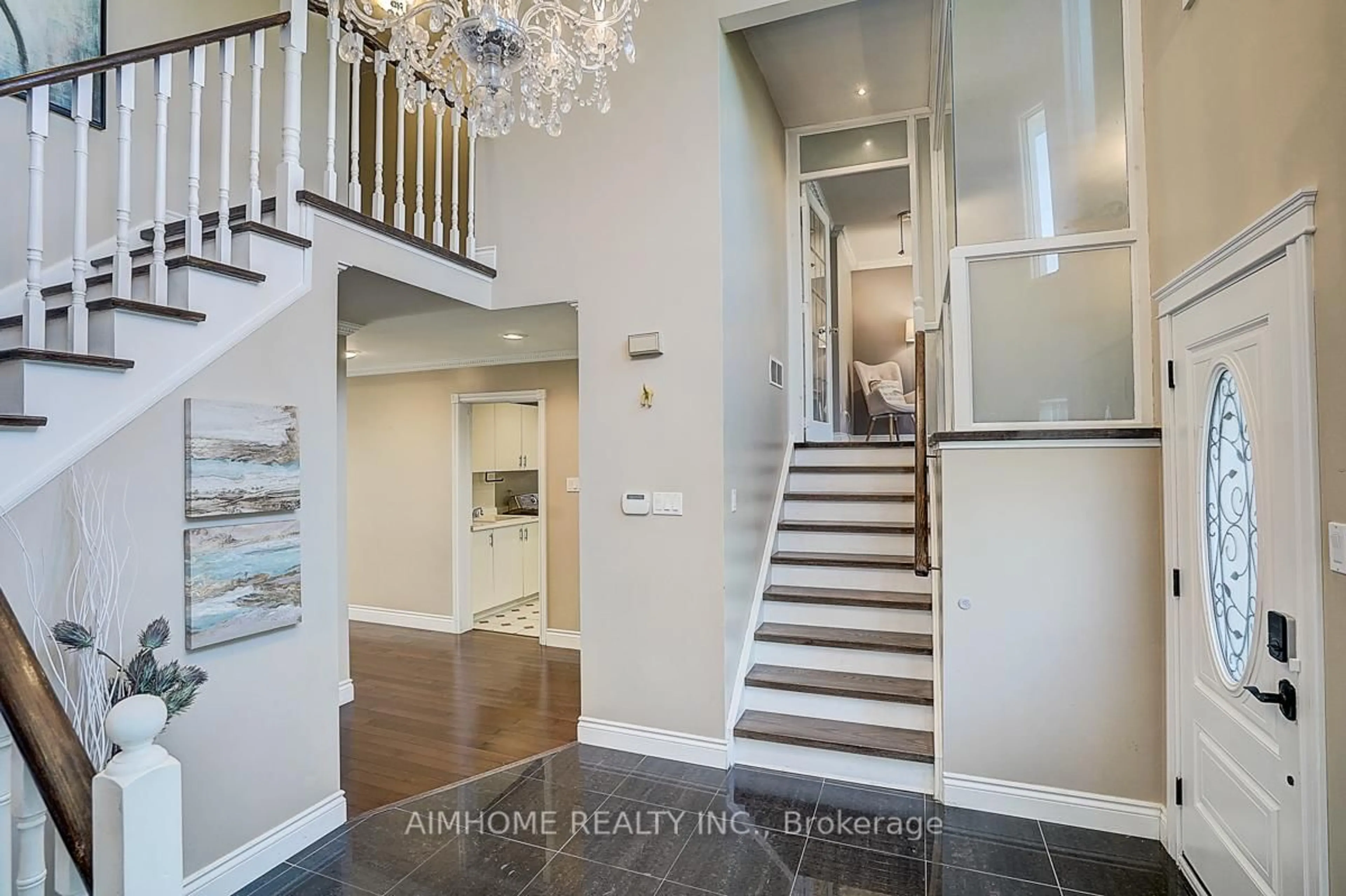 Indoor entryway for 205 Pinewood Dr, Vaughan Ontario L4J 5R7