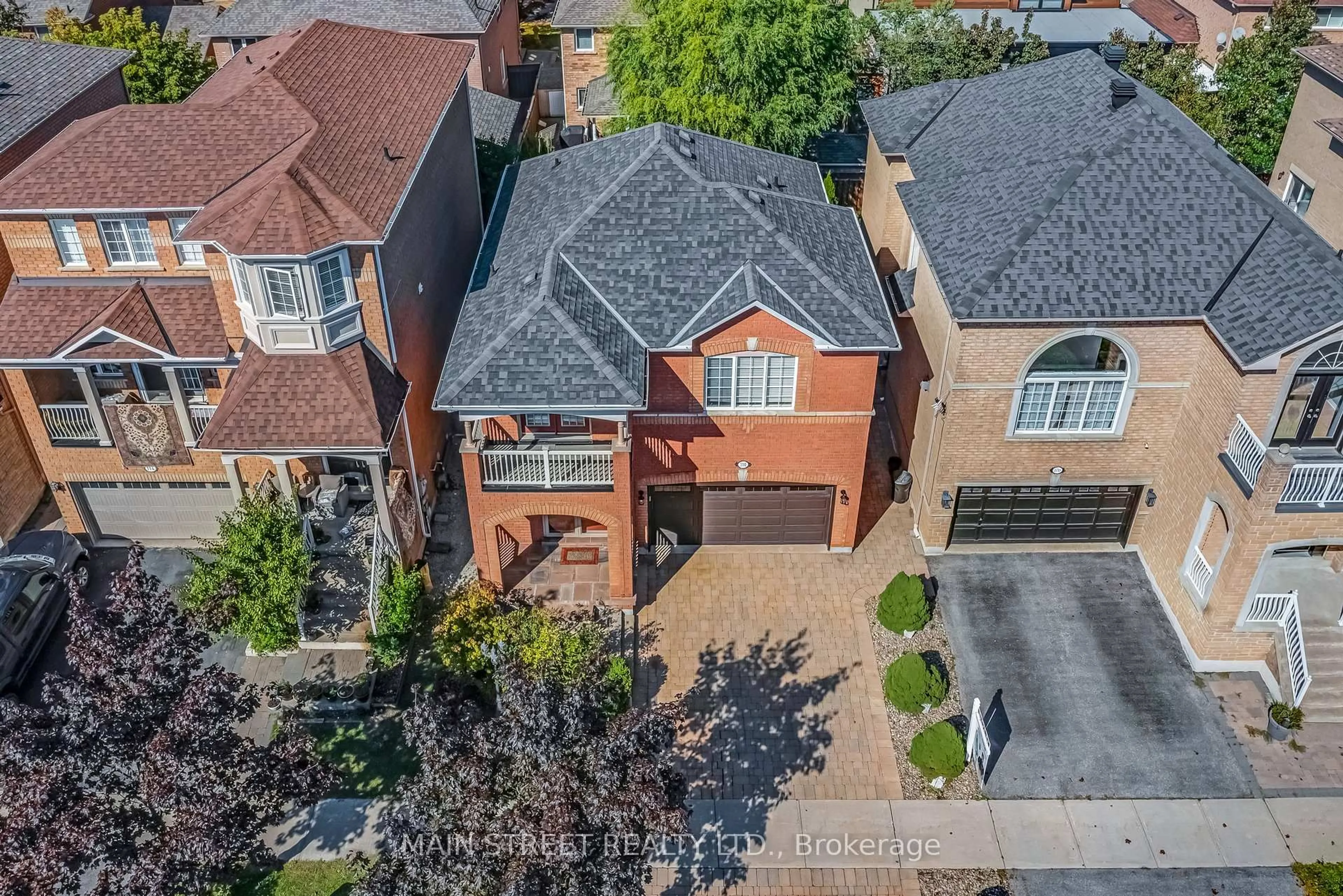 A pic from outside/outdoor area/front of a property/back of a property/a pic from drone, street for 110 Tierra Ave, Vaughan Ontario L6A 2Z4