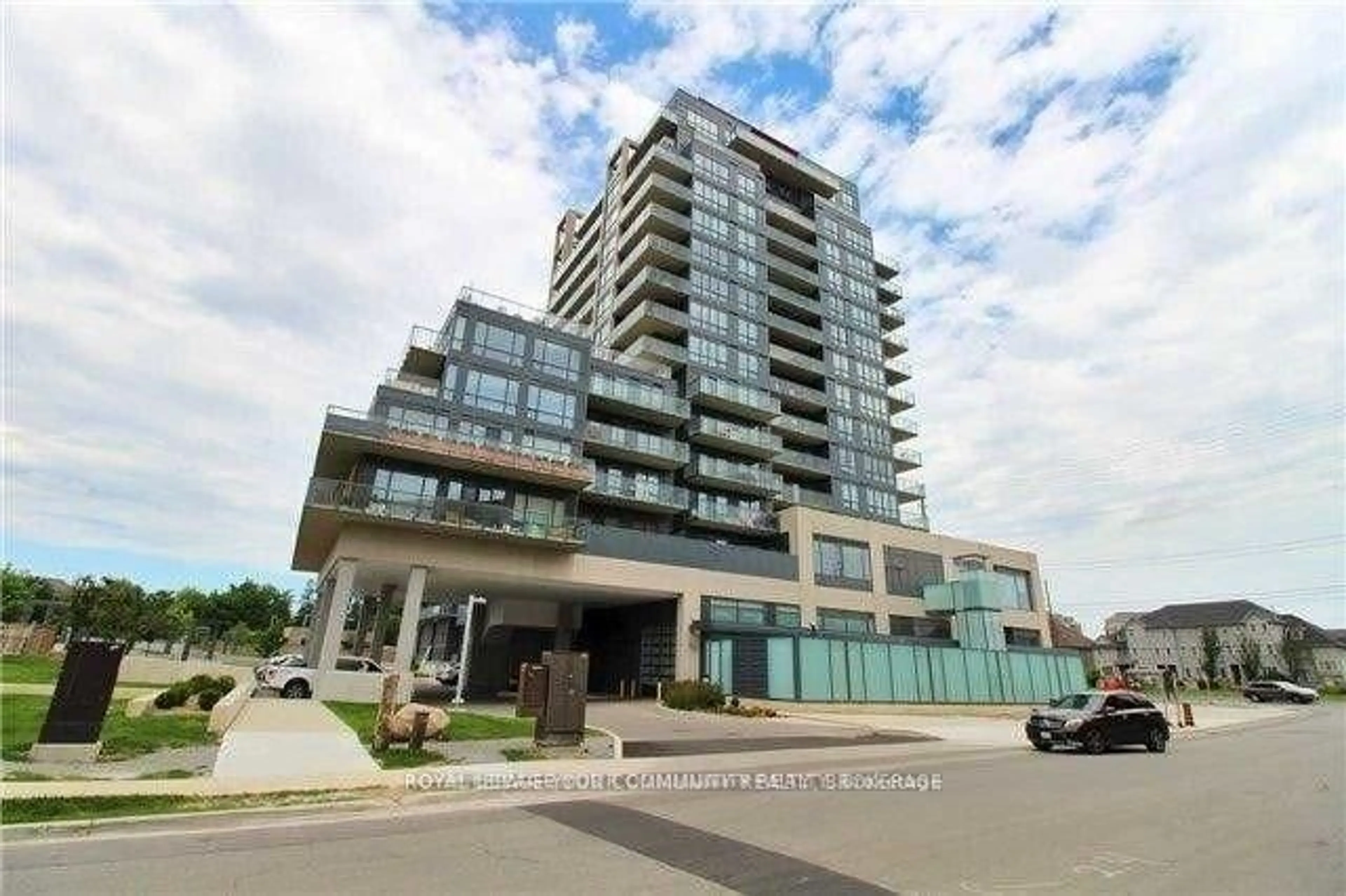 Indoor foyer for 9088 Yonge St #Ph5, Richmond Hill Ontario L4C 0Y6