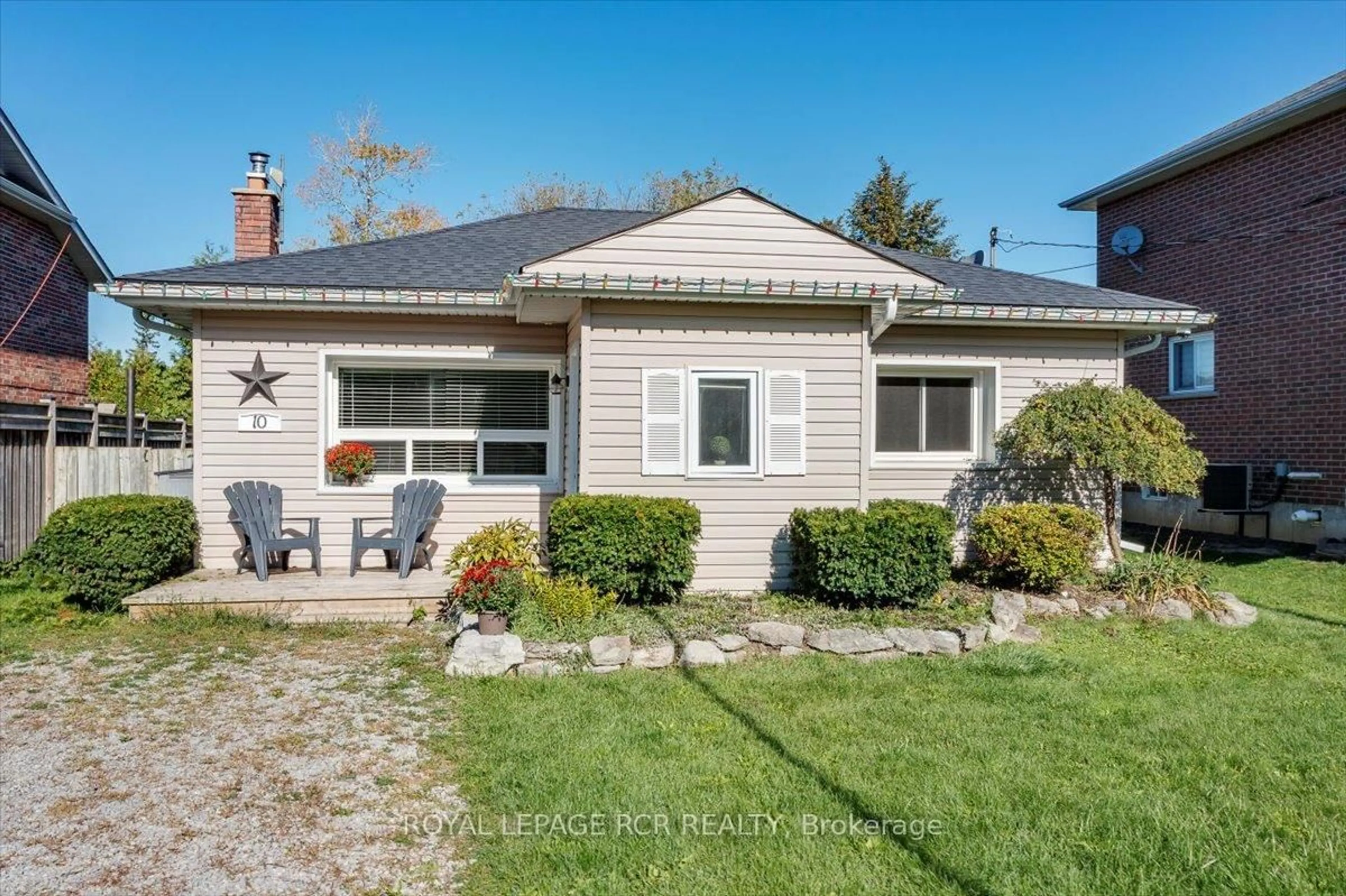 Home with vinyl exterior material, street for 10 Cottage Grve, Georgina Ontario L4P 3E9