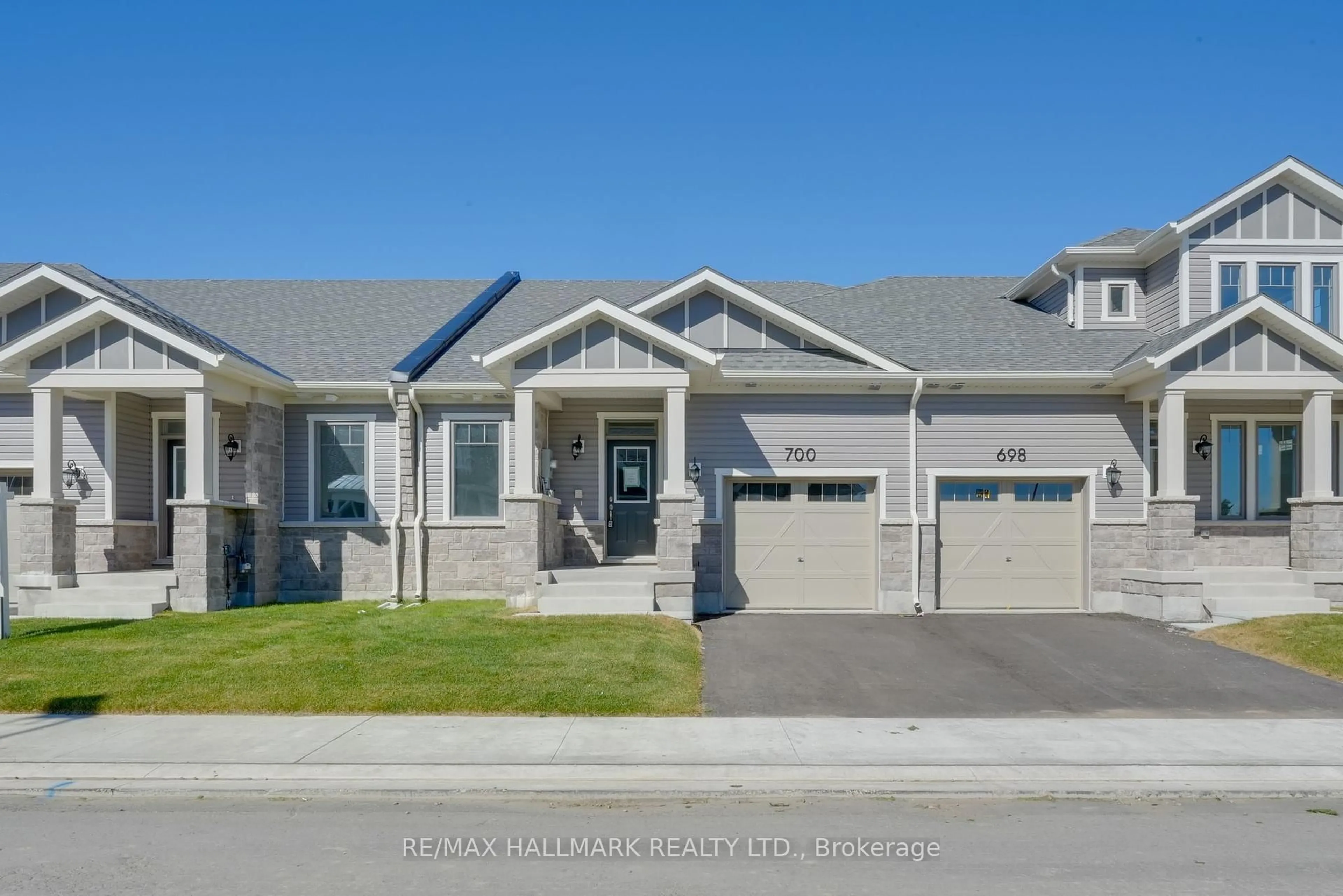 Home with vinyl exterior material, street for 700 Sargeant Pl, Innisfil Ontario L9S 0R9