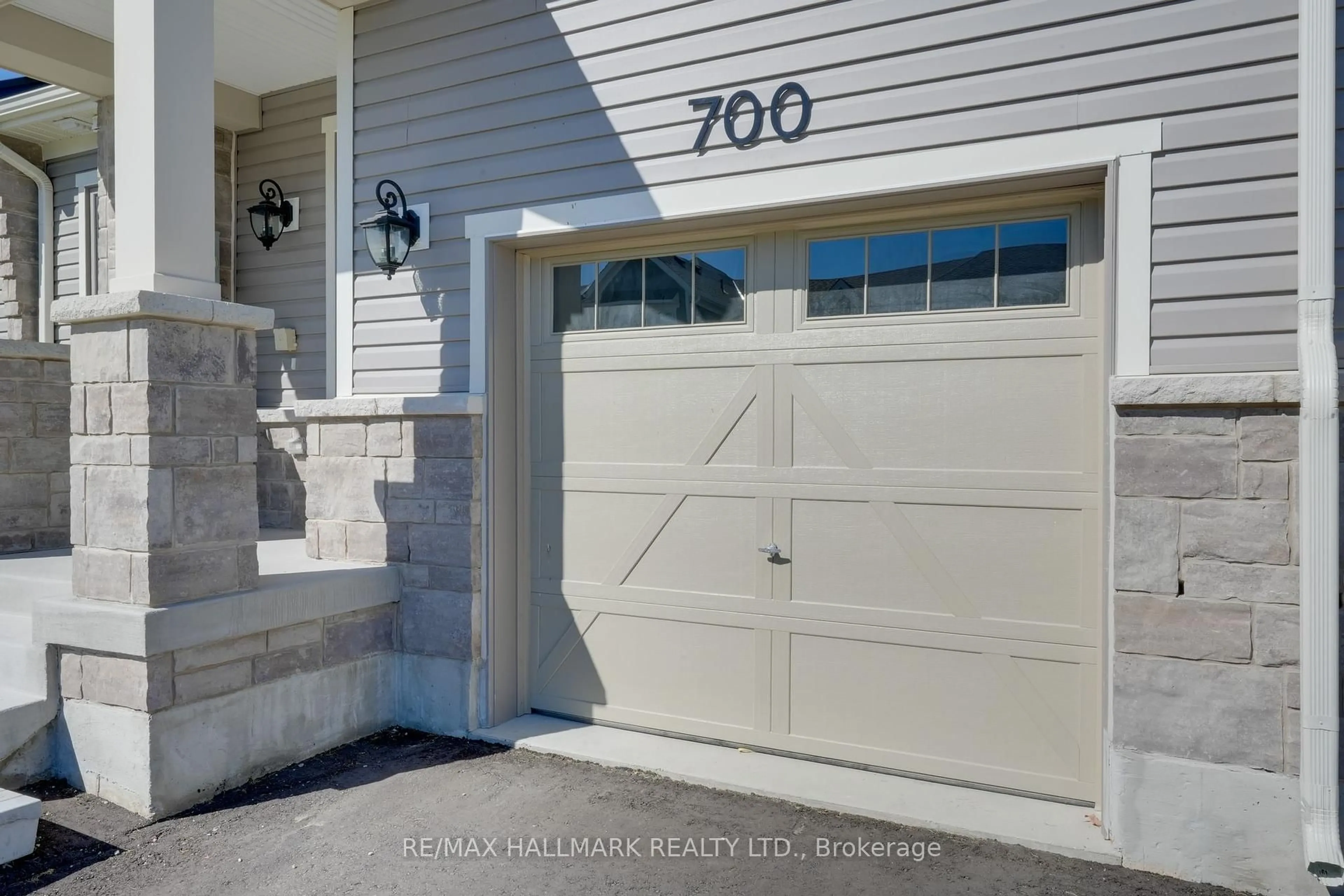 Indoor entryway for 700 Sargeant Pl, Innisfil Ontario L9S 0R9