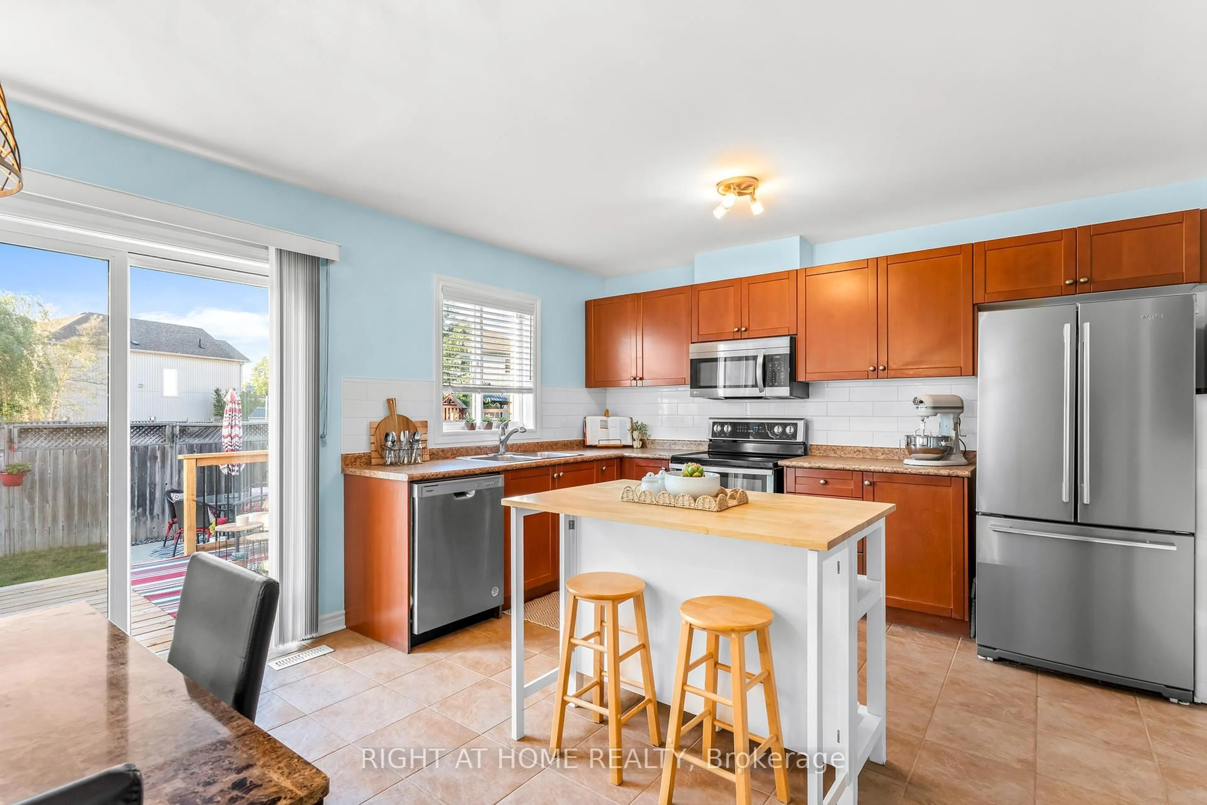 Open concept kitchen, unknown for 219 Banting Cres, Essa Ontario L3W 0P8