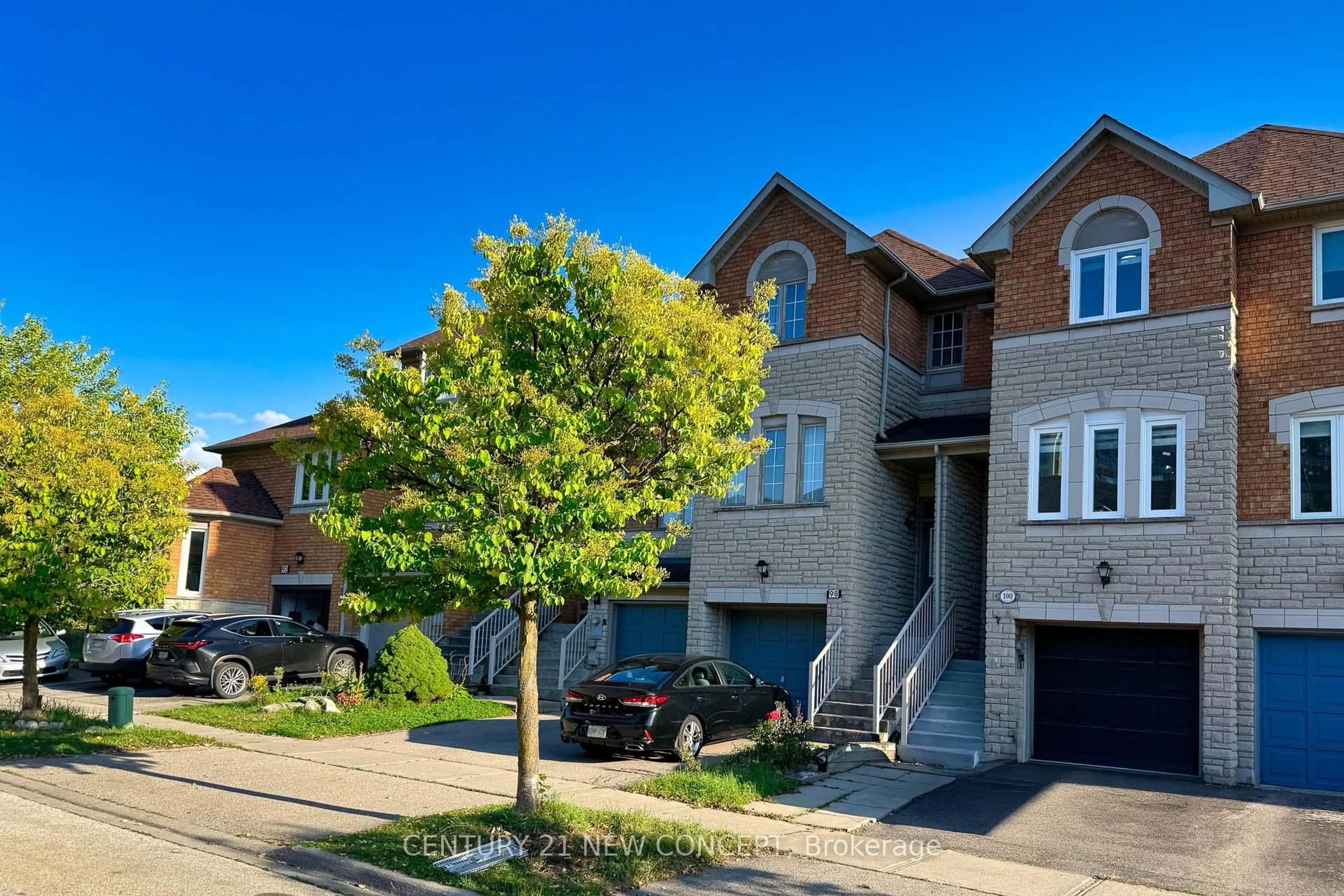 Home with brick exterior material, street for 100 Coburg Cres, Richmond Hill Ontario L4B 4E4