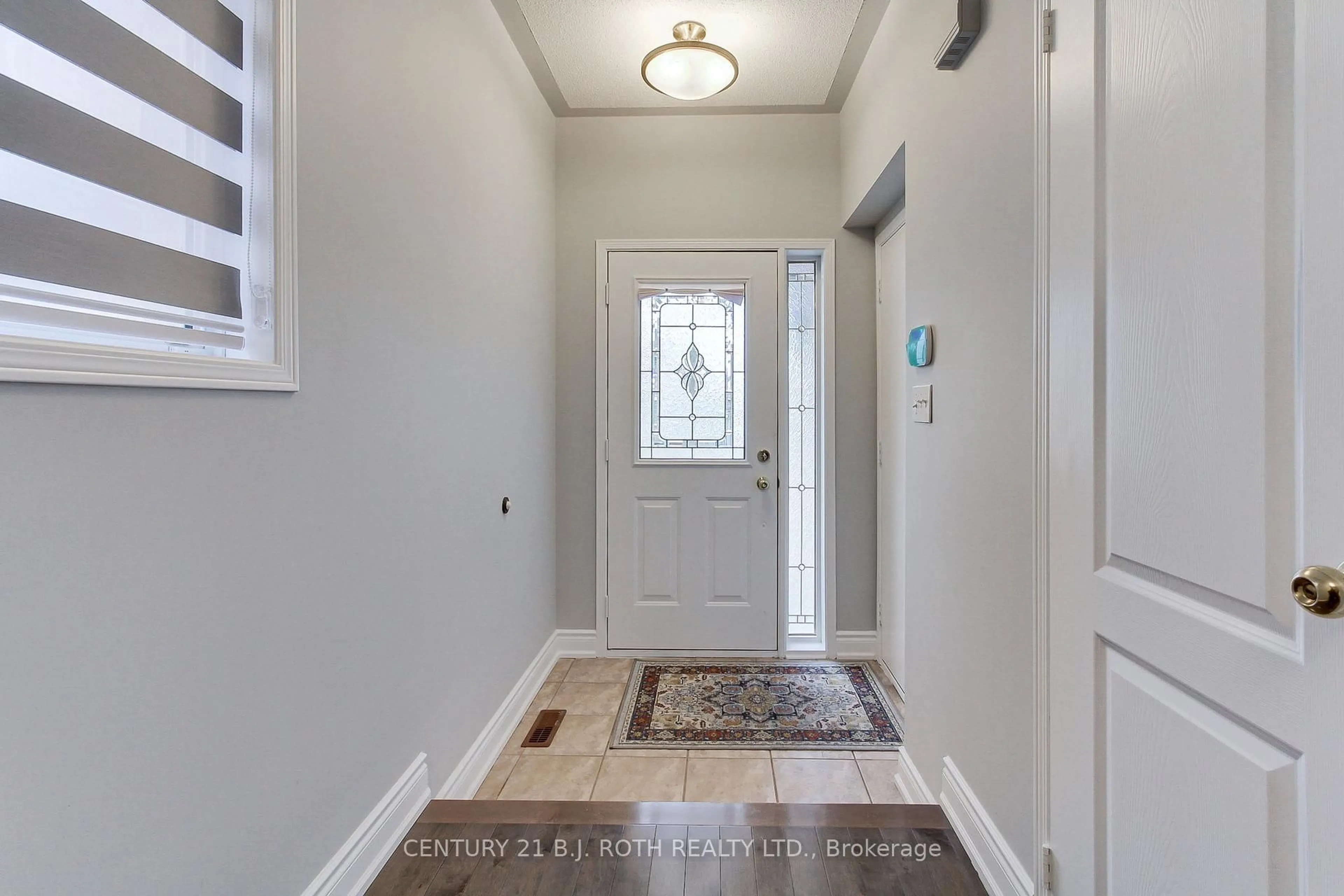 Indoor entryway for 484 Menczel Cres, Newmarket Ontario L3X 2P6