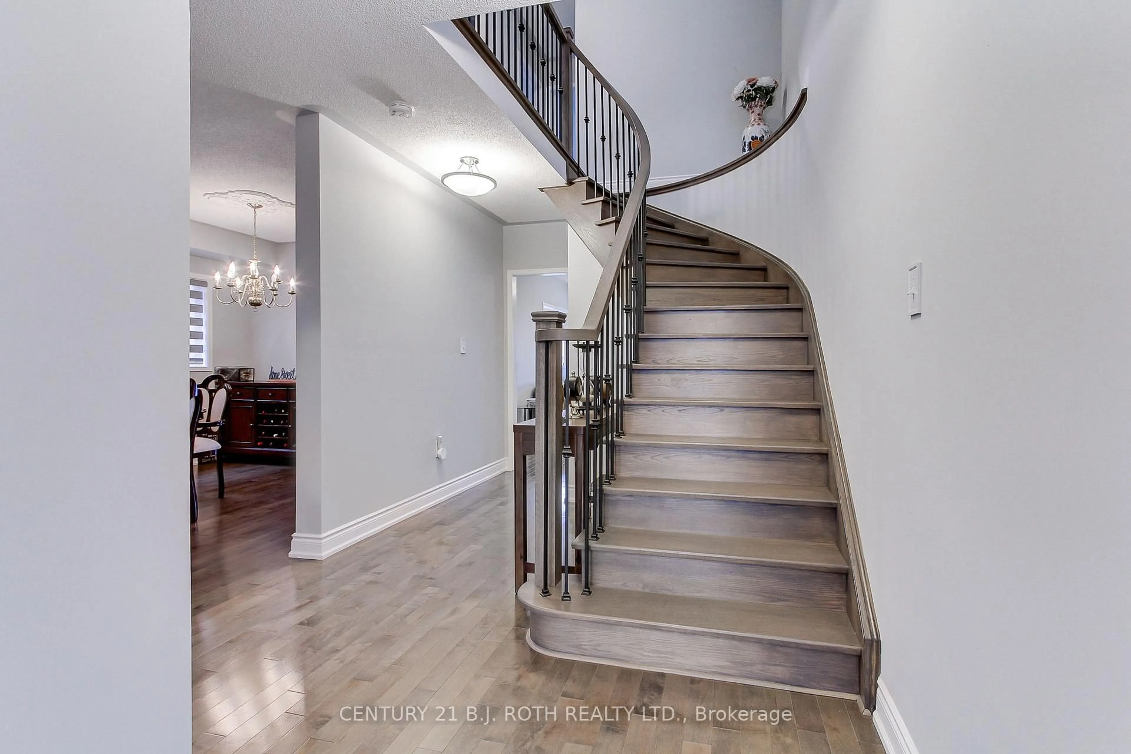 Stairs for 484 Menczel Cres, Newmarket Ontario L3X 2P6