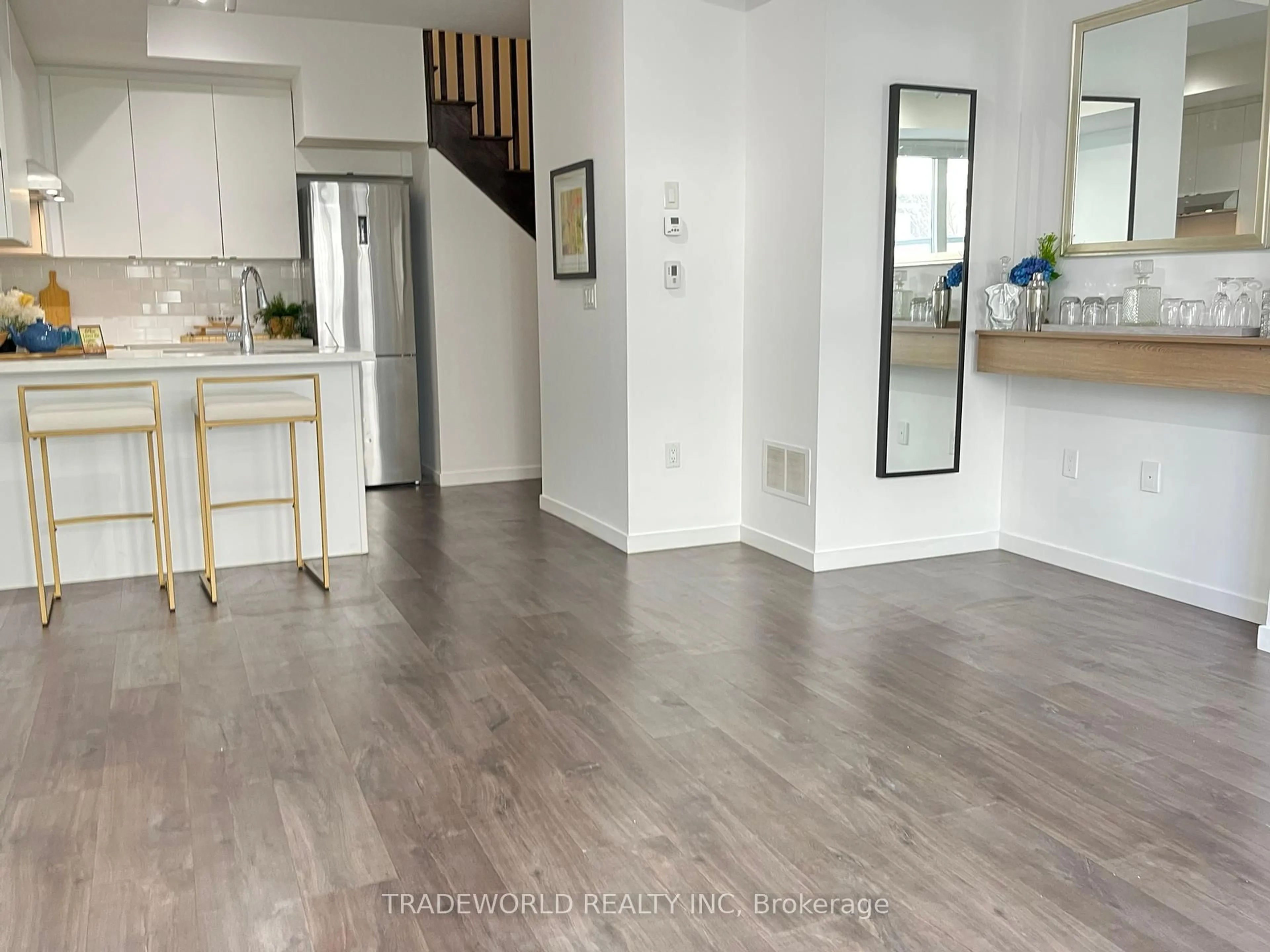 A pic of a room for 300 Alex Gardner Circ #59, Aurora Ontario L4G 3G5