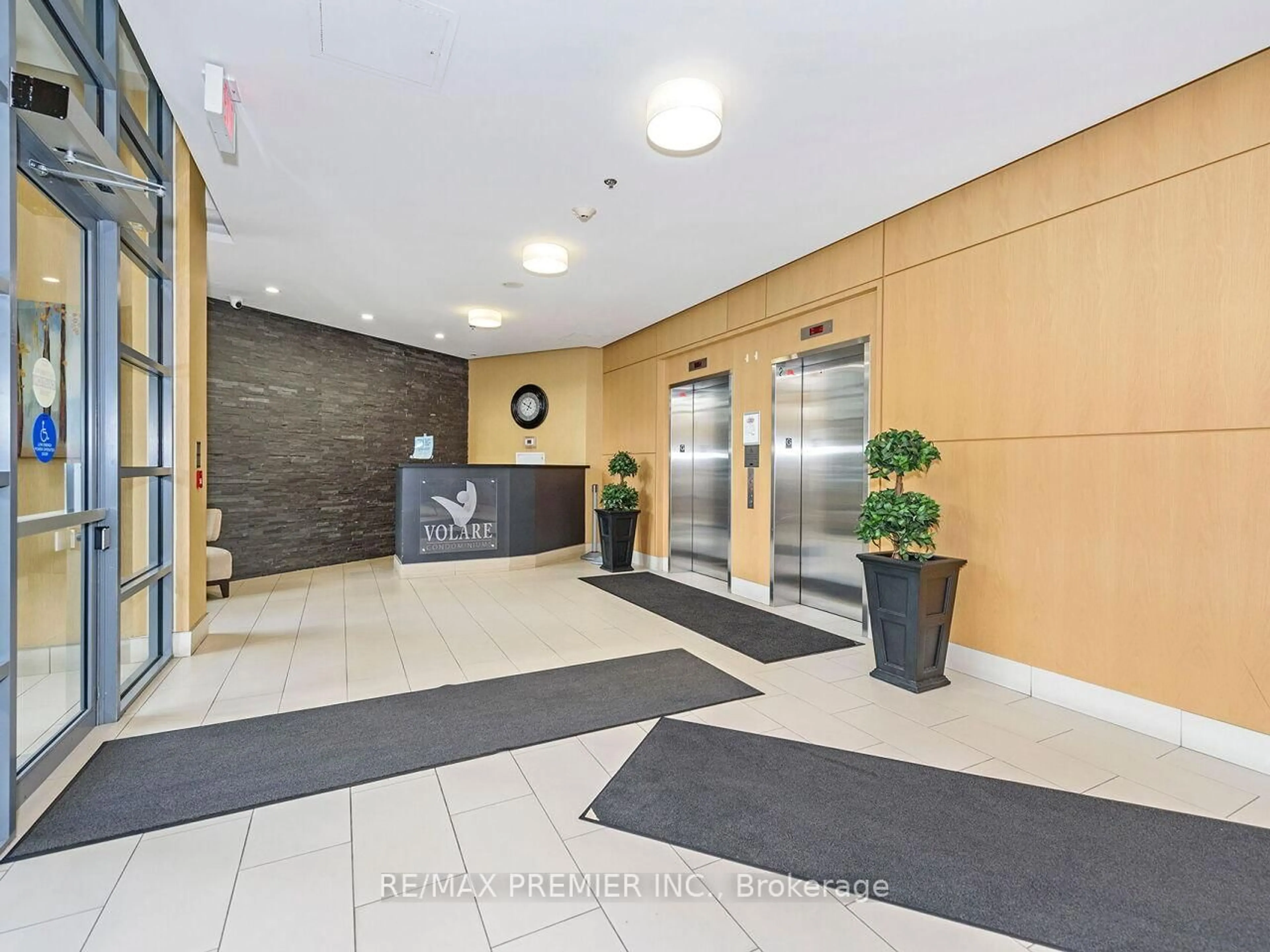 Indoor foyer for 7730 Kipling Ave #313, Vaughan Ontario L4L 1Y9