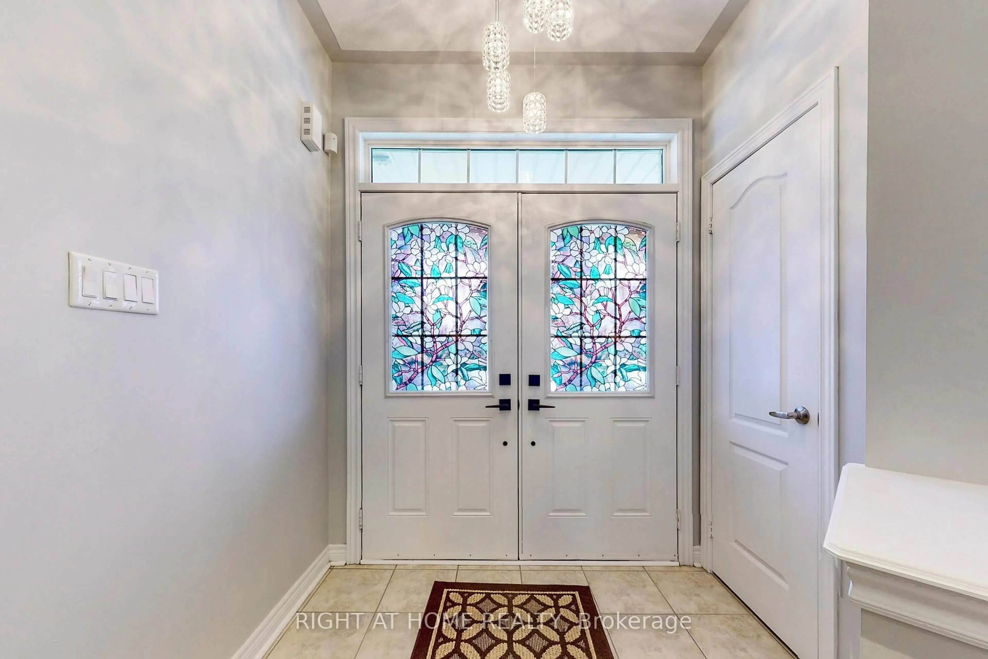 Indoor entryway for 90 Maplebank Cres, Whitchurch-Stouffville Ontario L4A 0R8