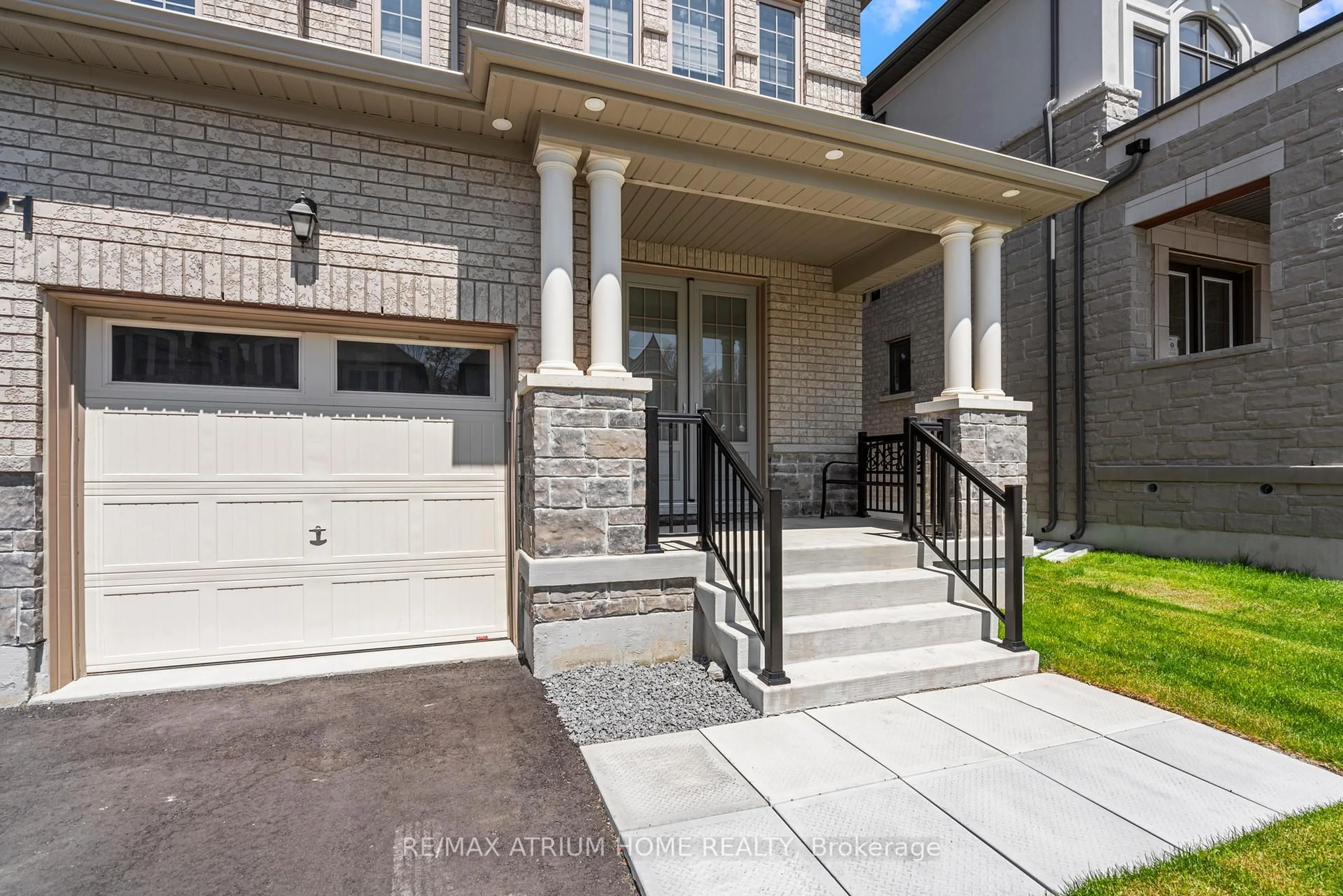 Home with brick exterior material, street for 71 Silk Twist Dr, East Gwillimbury Ontario L9N 0W4