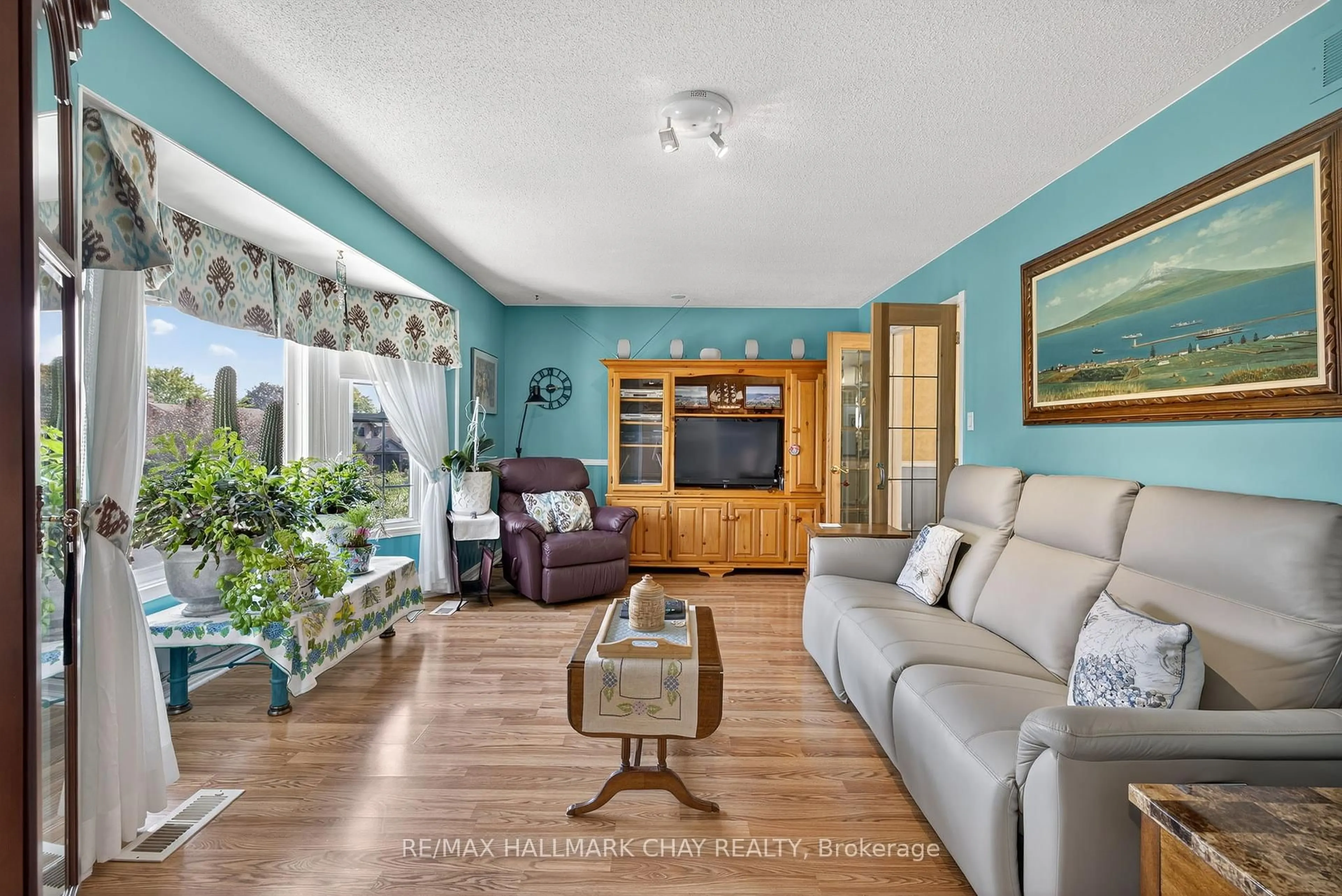Living room with furniture, unknown for 78 Collings Ave, Bradford West Gwillimbury Ontario L3Z 1S4