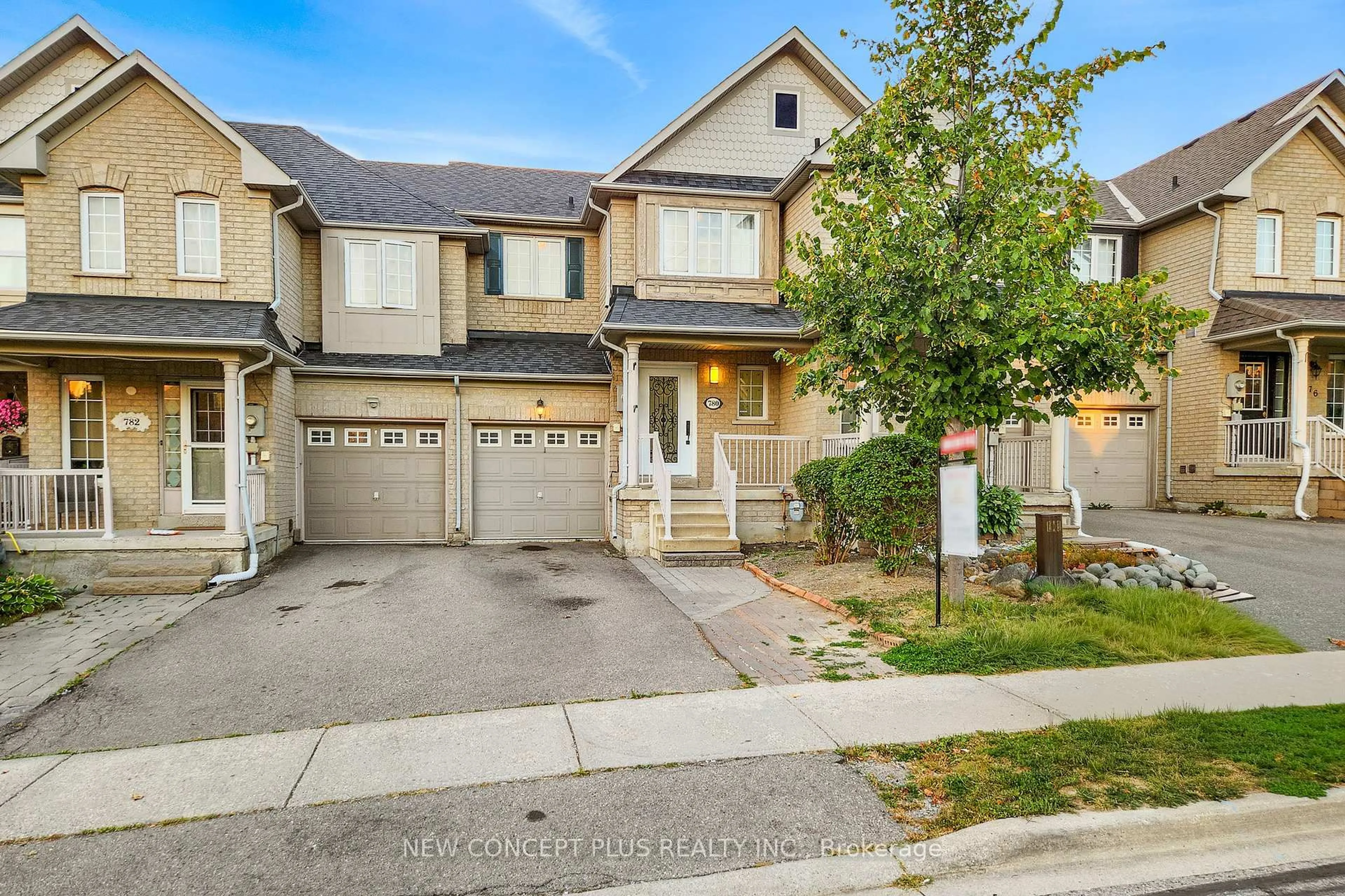 A pic from outside/outdoor area/front of a property/back of a property/a pic from drone, street for 780 Joe Persechini Dr, Newmarket Ontario L3X 2S6