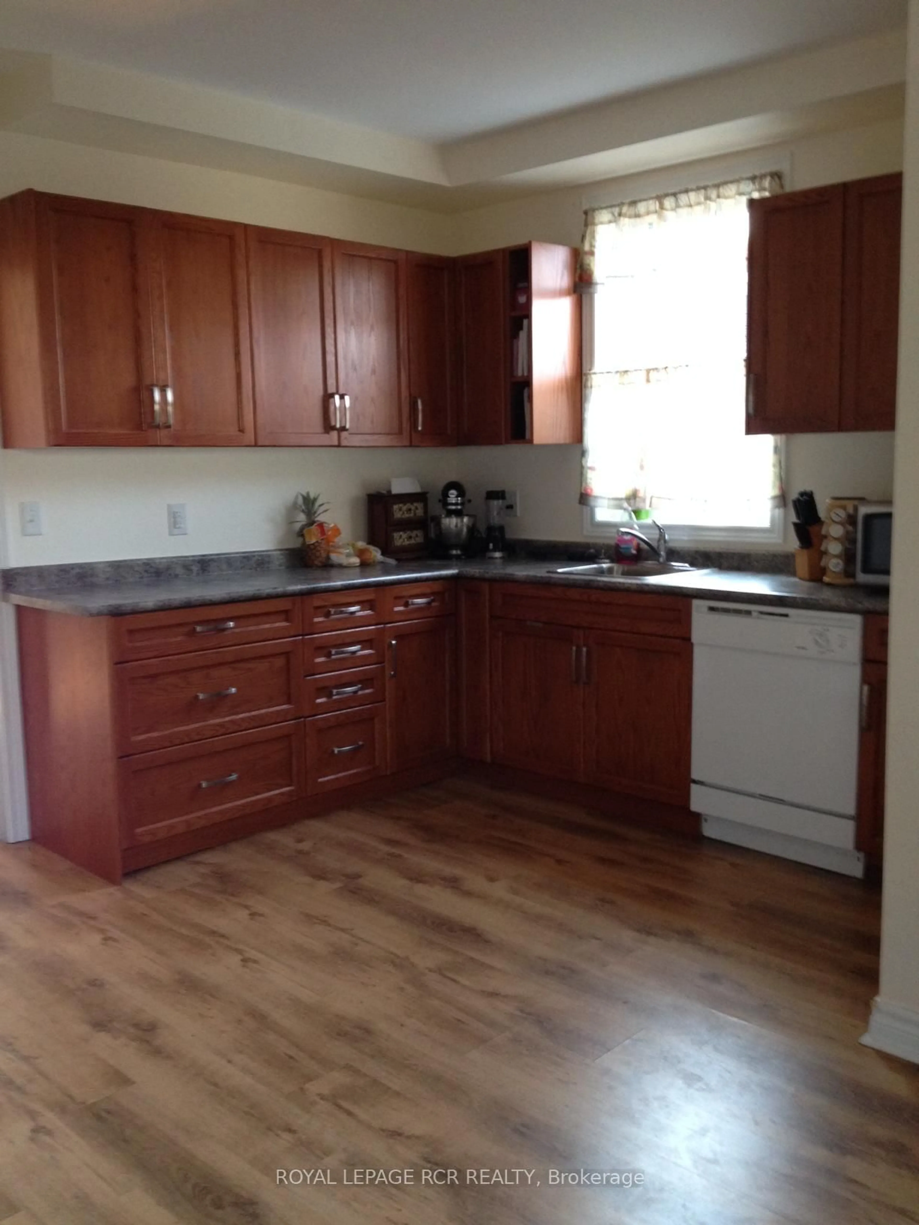 Standard kitchen, wood/laminate floor for 43-45 Drury St, Bradford West Gwillimbury Ontario L3Z 2B4