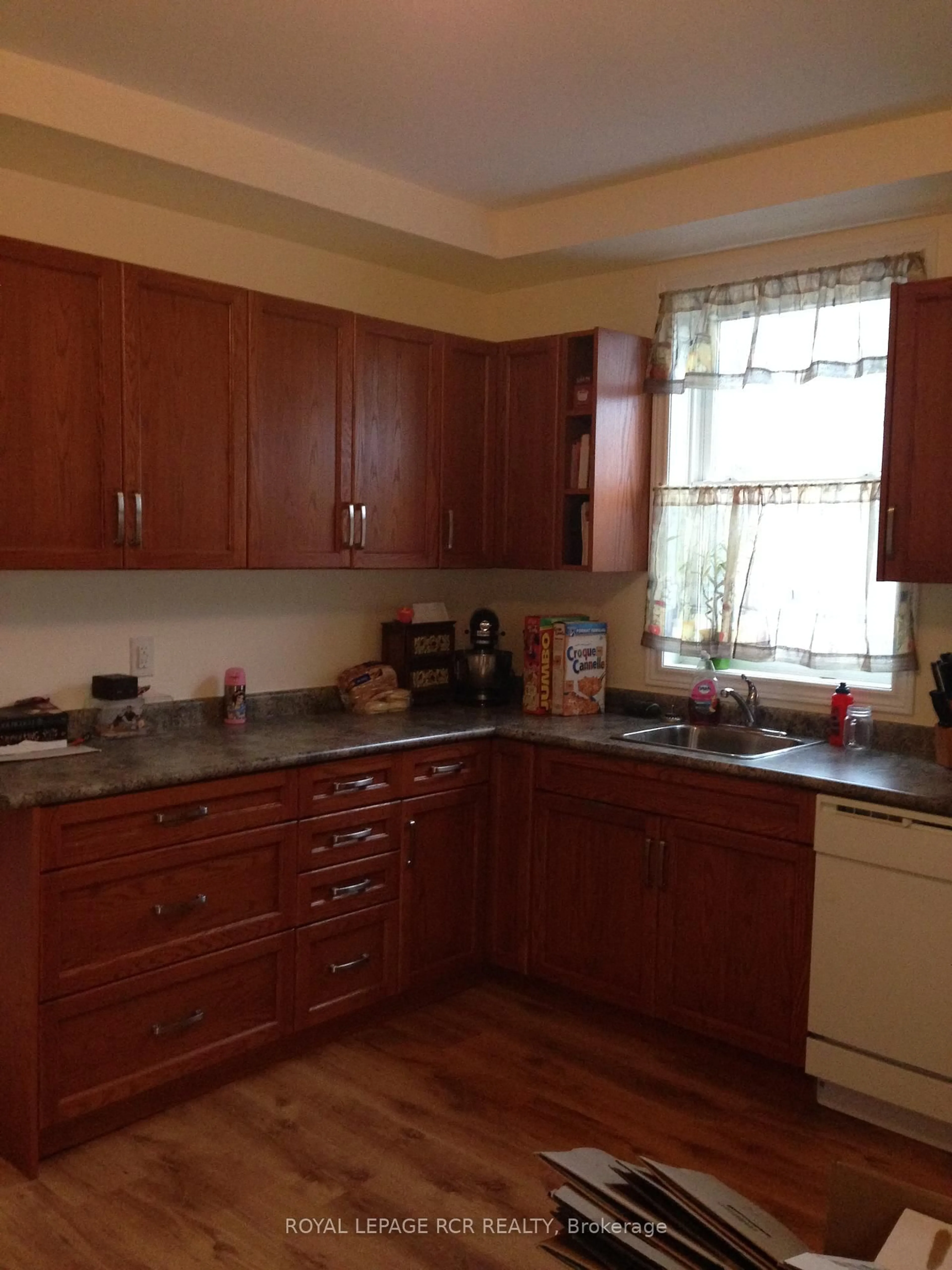 Standard kitchen, wood/laminate floor for 43-45 Drury St, Bradford West Gwillimbury Ontario L3Z 2B4