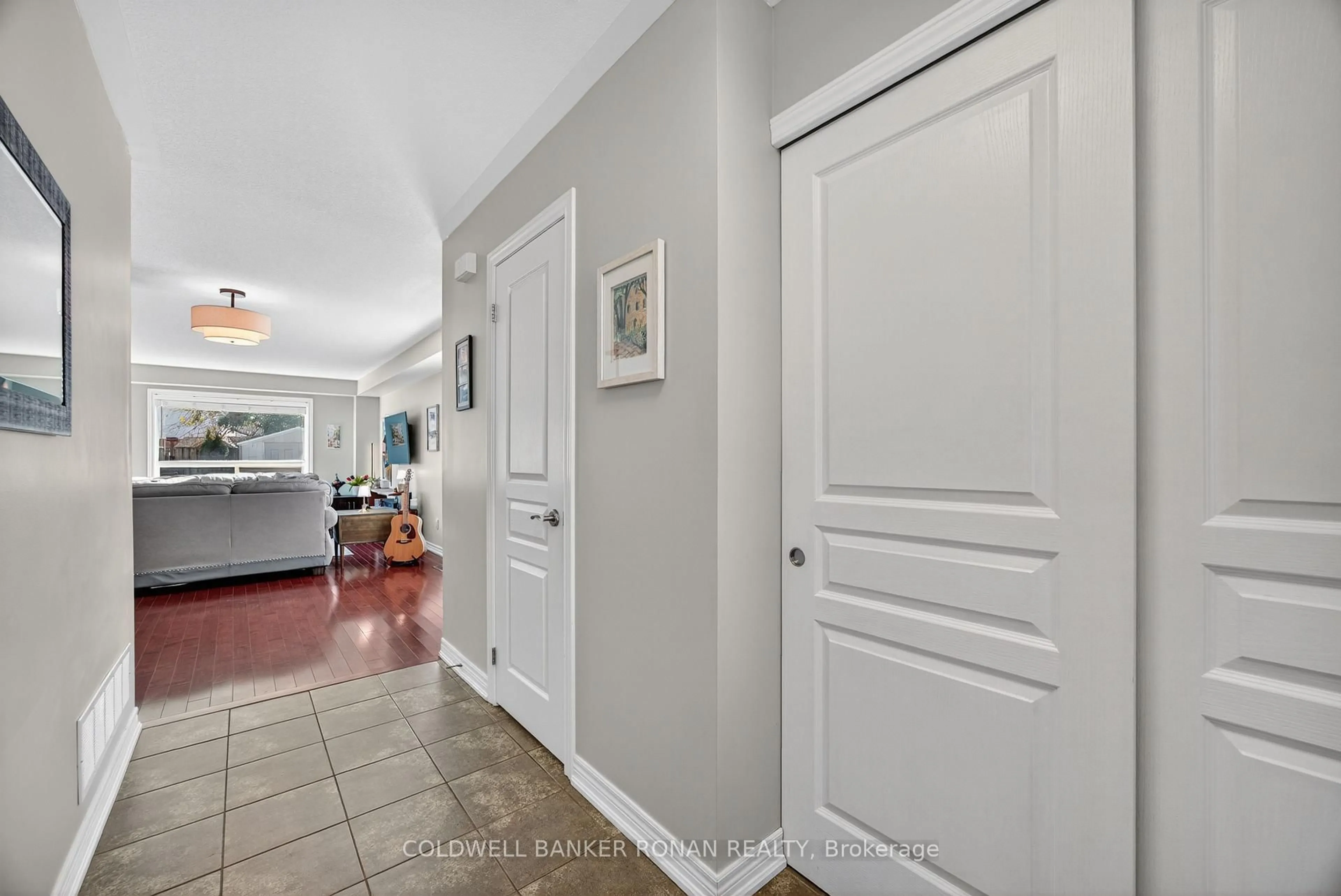 Indoor entryway for 59 Anderson Rd, New Tecumseth Ontario L9R 0B2