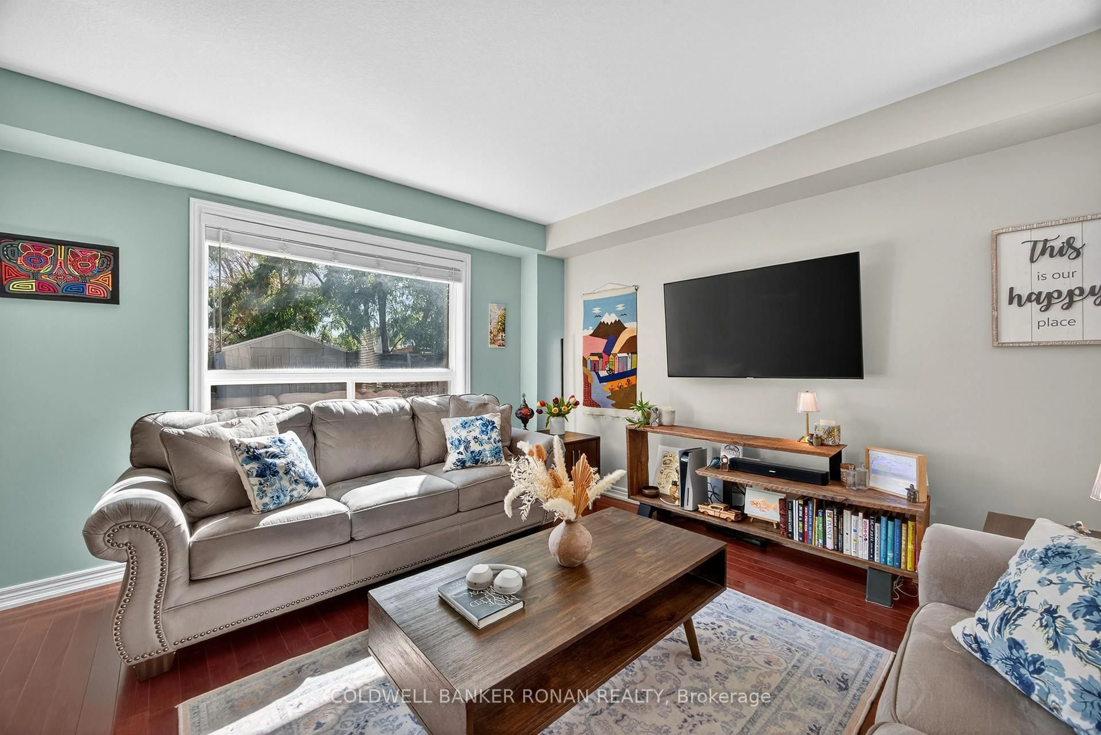Living room with furniture, wood/laminate floor for 59 Anderson Rd, New Tecumseth Ontario L9R 0B2