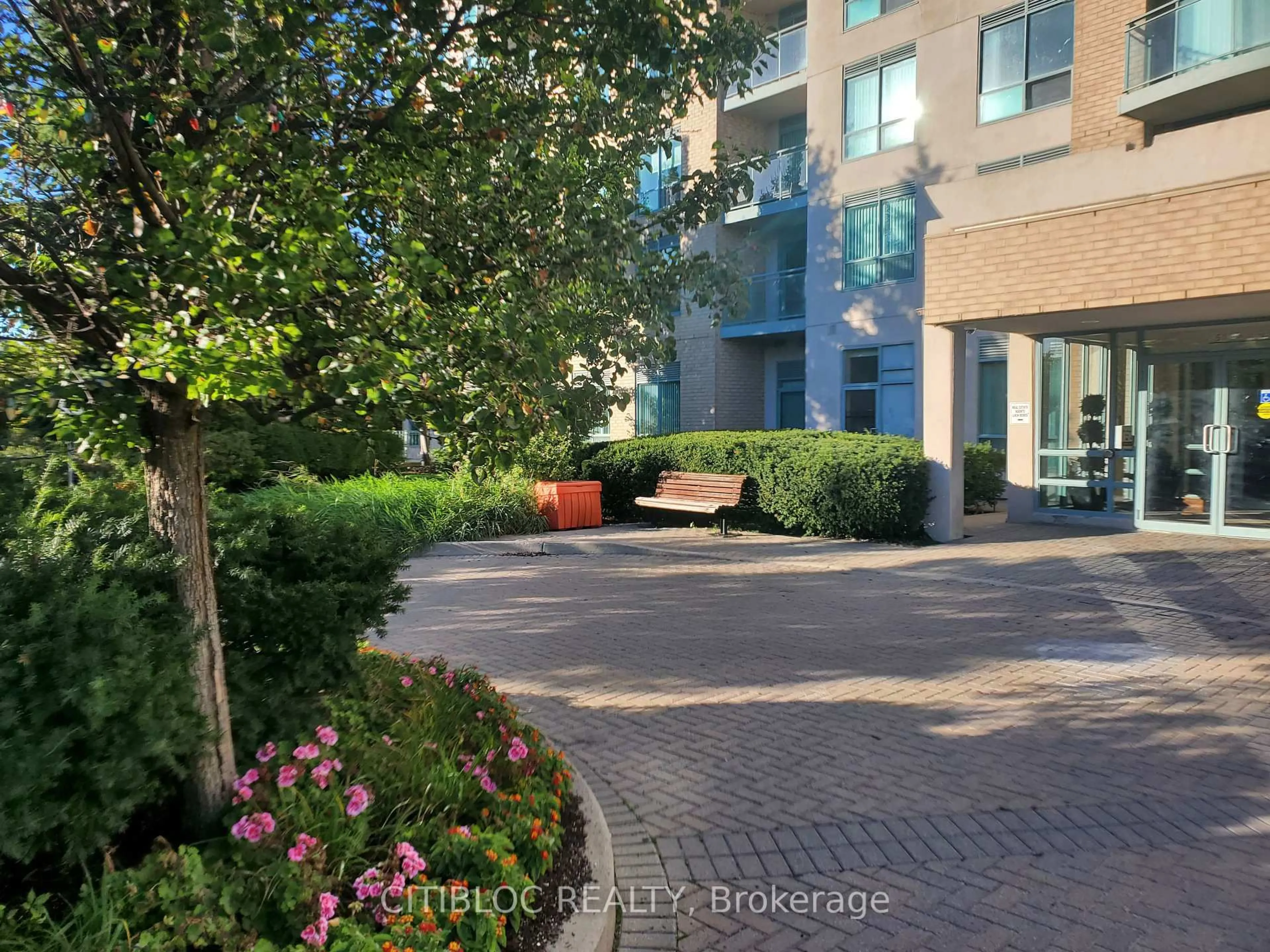 A pic from outside/outdoor area/front of a property/back of a property/a pic from drone, street for 51 Baffin Crt #420, Richmond Hill Ontario L4B 4P6