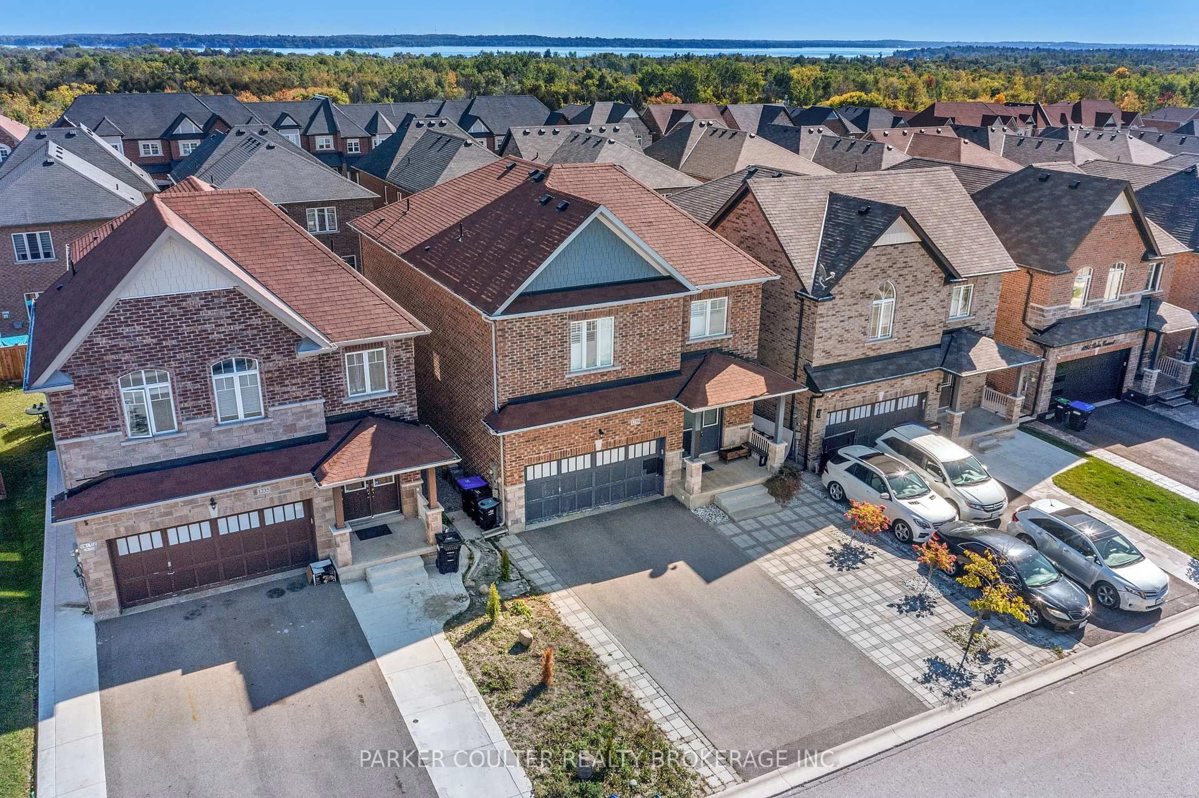 A pic from outside/outdoor area/front of a property/back of a property/a pic from drone, street for 1239 Peelar Cres, Innisfil Ontario L0L 1W0