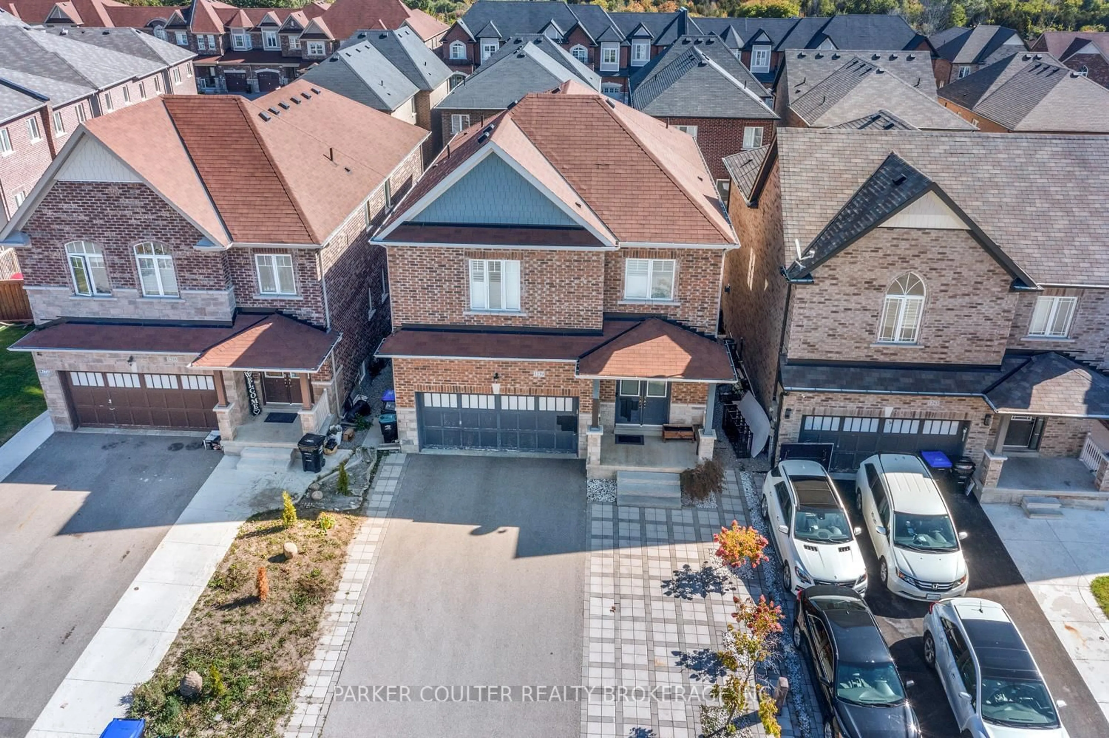 A pic from outside/outdoor area/front of a property/back of a property/a pic from drone, street for 1239 Peelar Cres, Innisfil Ontario L0L 1W0