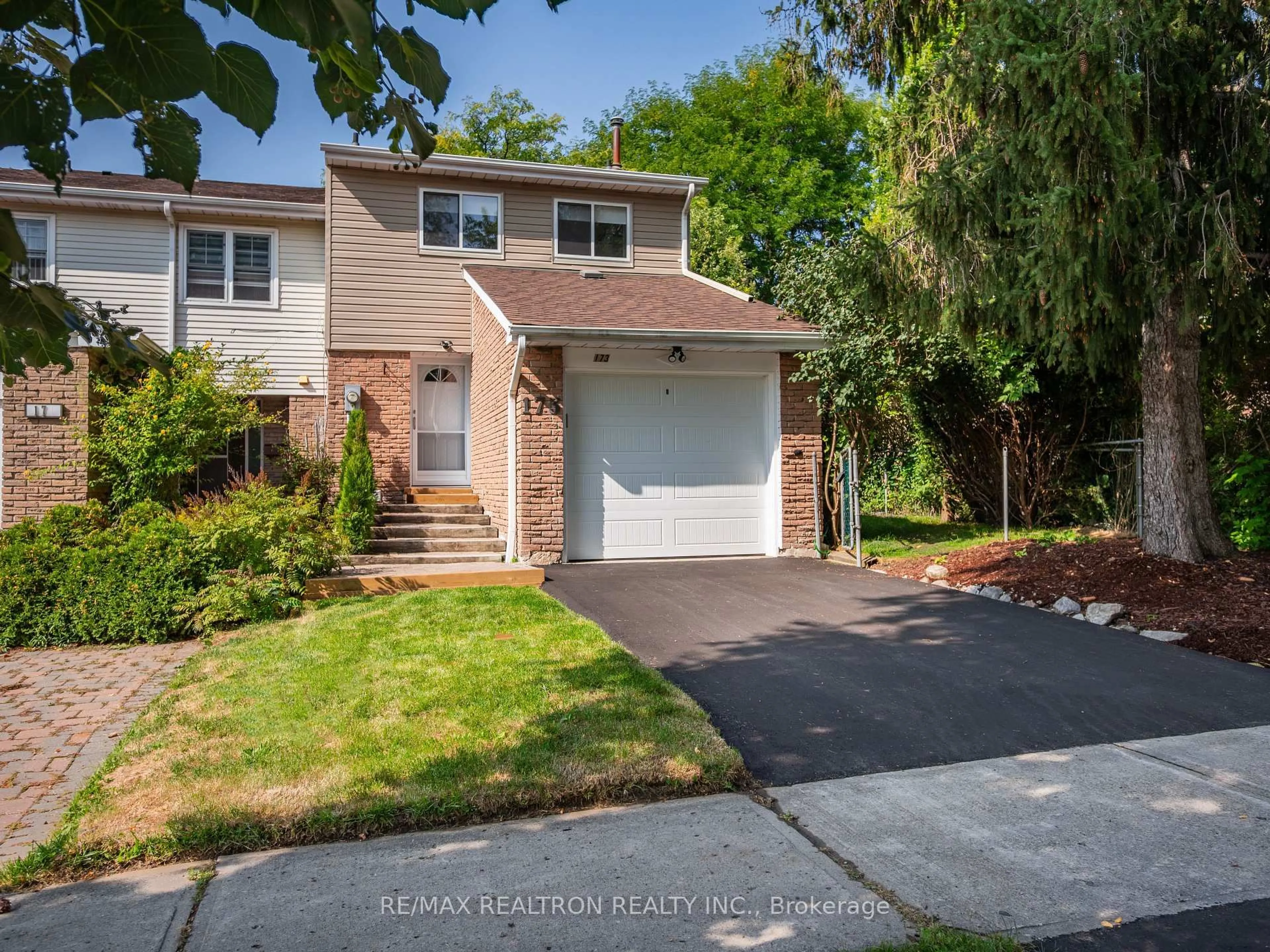 Home with vinyl exterior material, street for 173 Tamarack Dr, Markham Ontario L3T 4X3