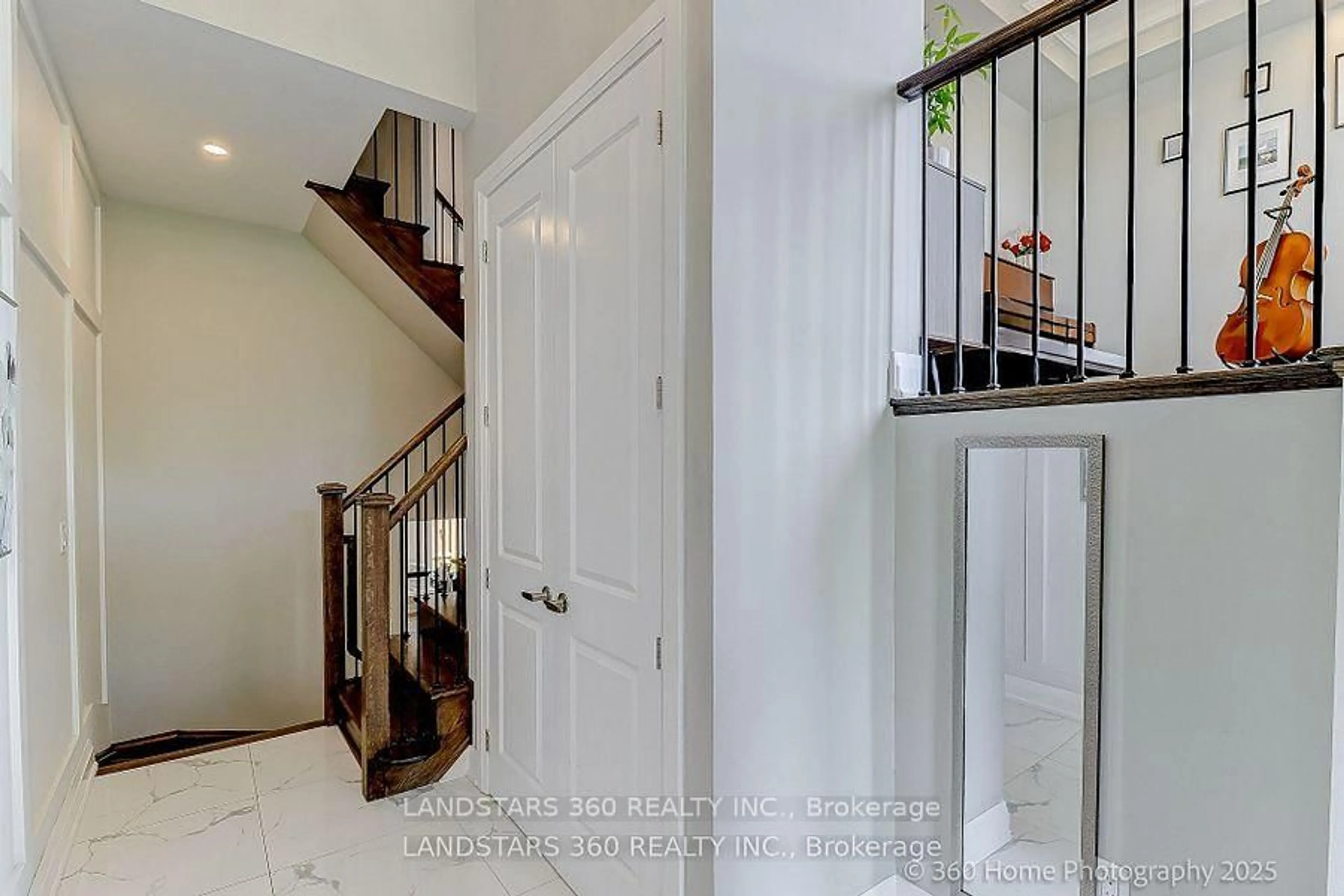 Indoor entryway for 27 Duncombe Lane, Richmond Hill Ontario L4C 1C2