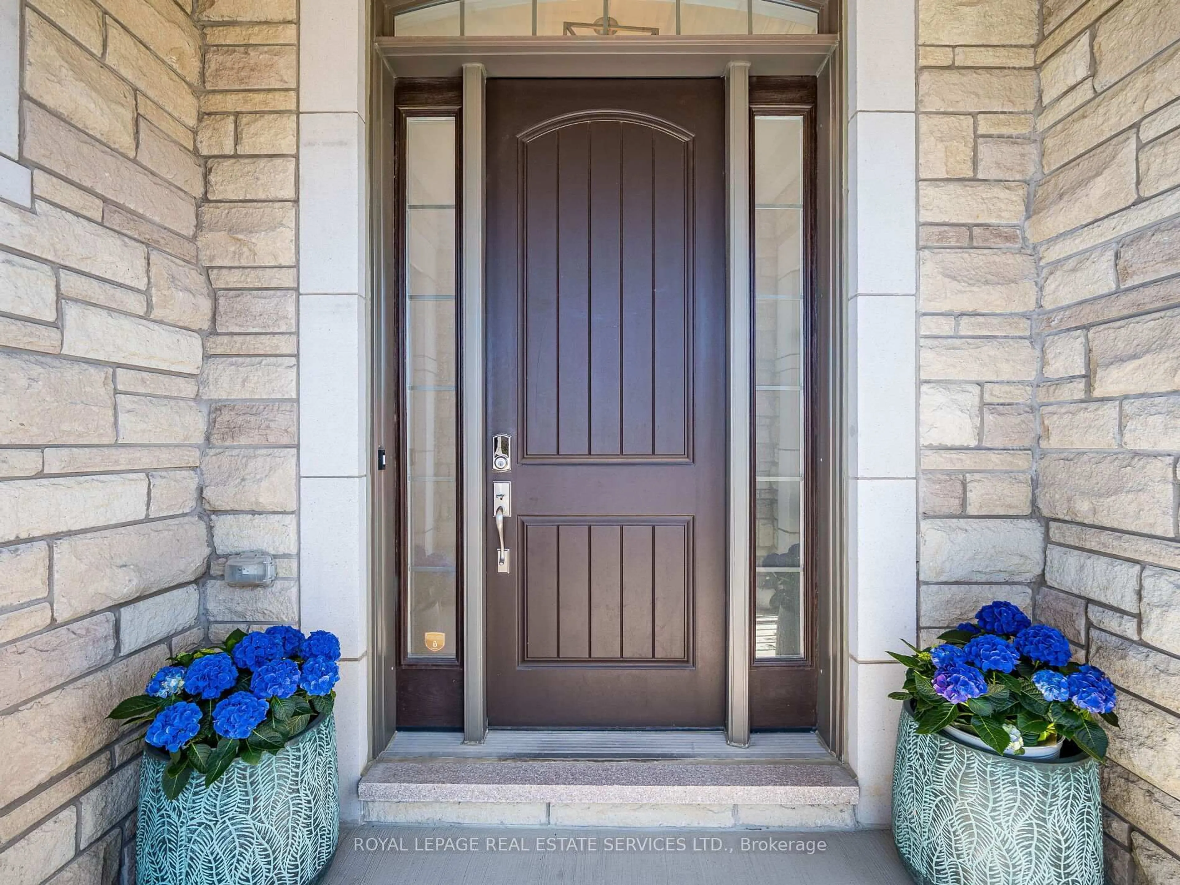 Indoor entryway for 23 Grace Lake Crt, Vaughan Ontario L4H 4V2