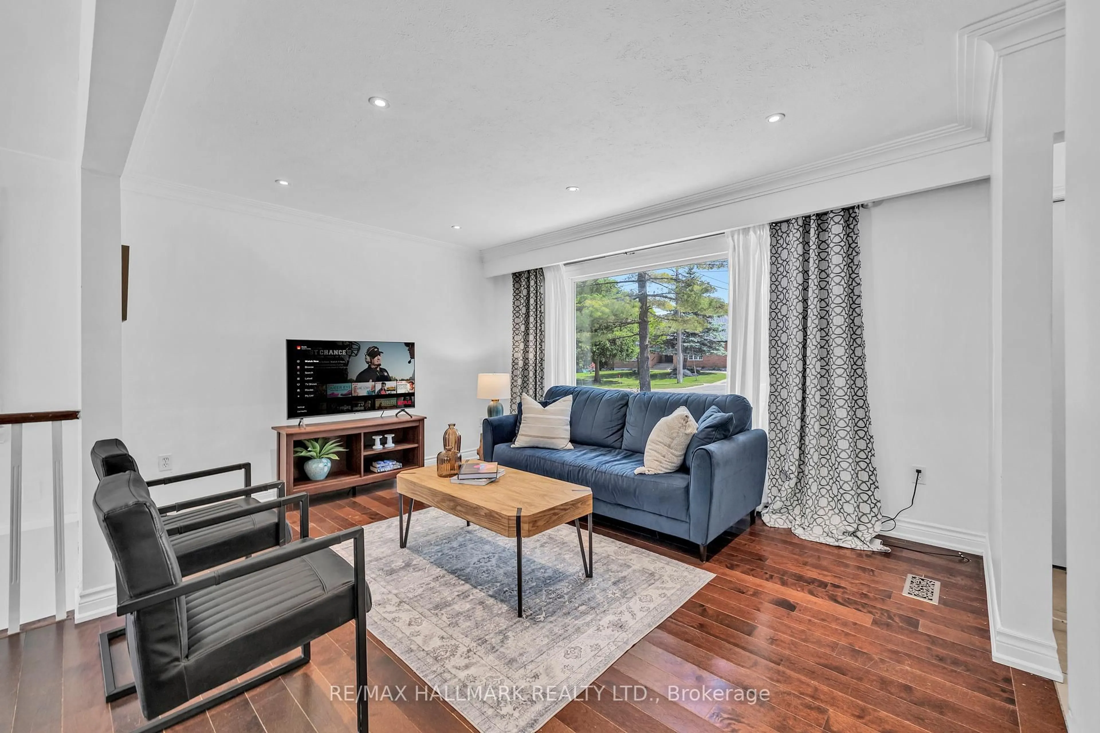 Living room with furniture, wood/laminate floor for 36 Farr Ave, East Gwillimbury Ontario L0G 1V0