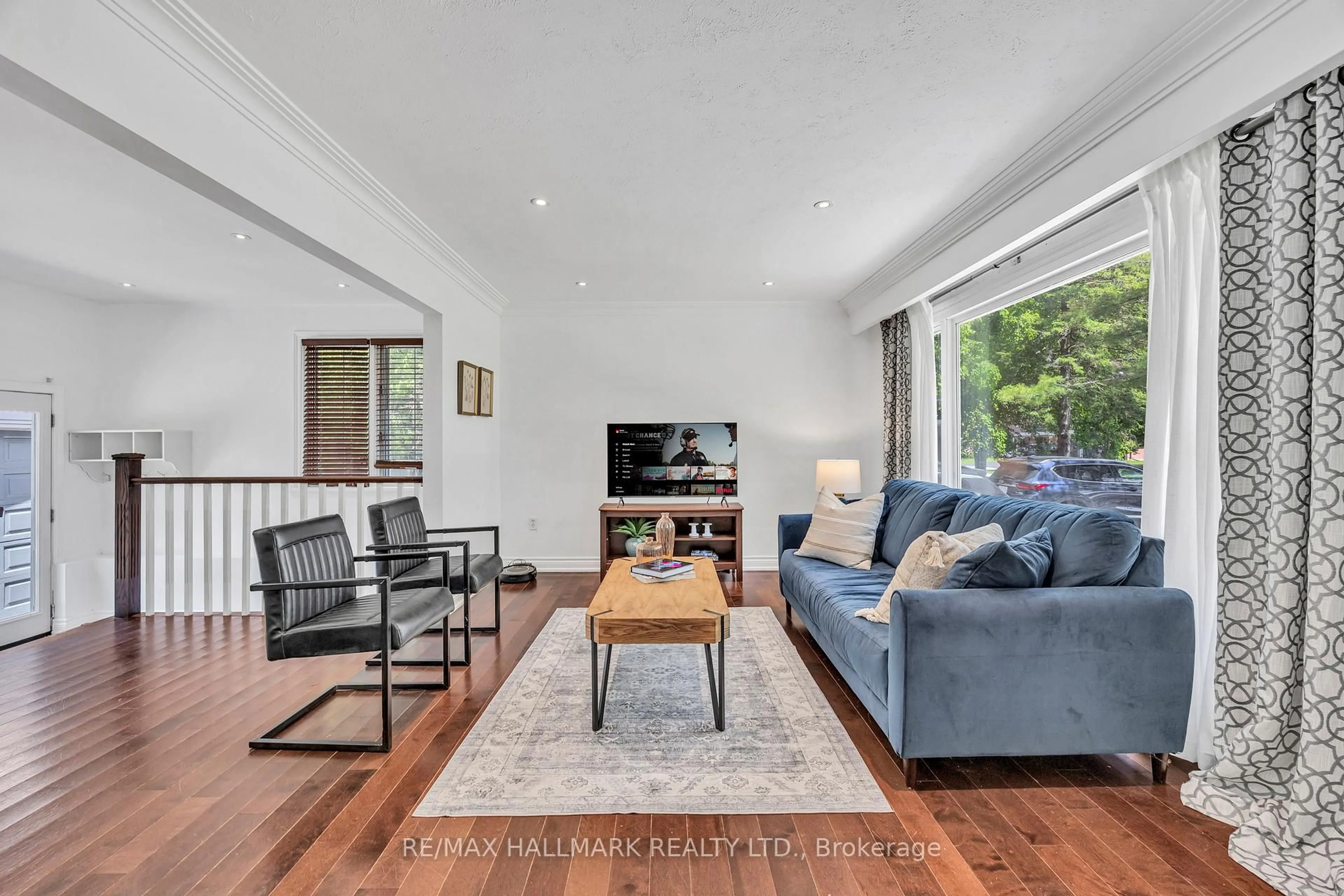 Living room with furniture, wood/laminate floor for 36 Farr Ave, East Gwillimbury Ontario L0G 1V0