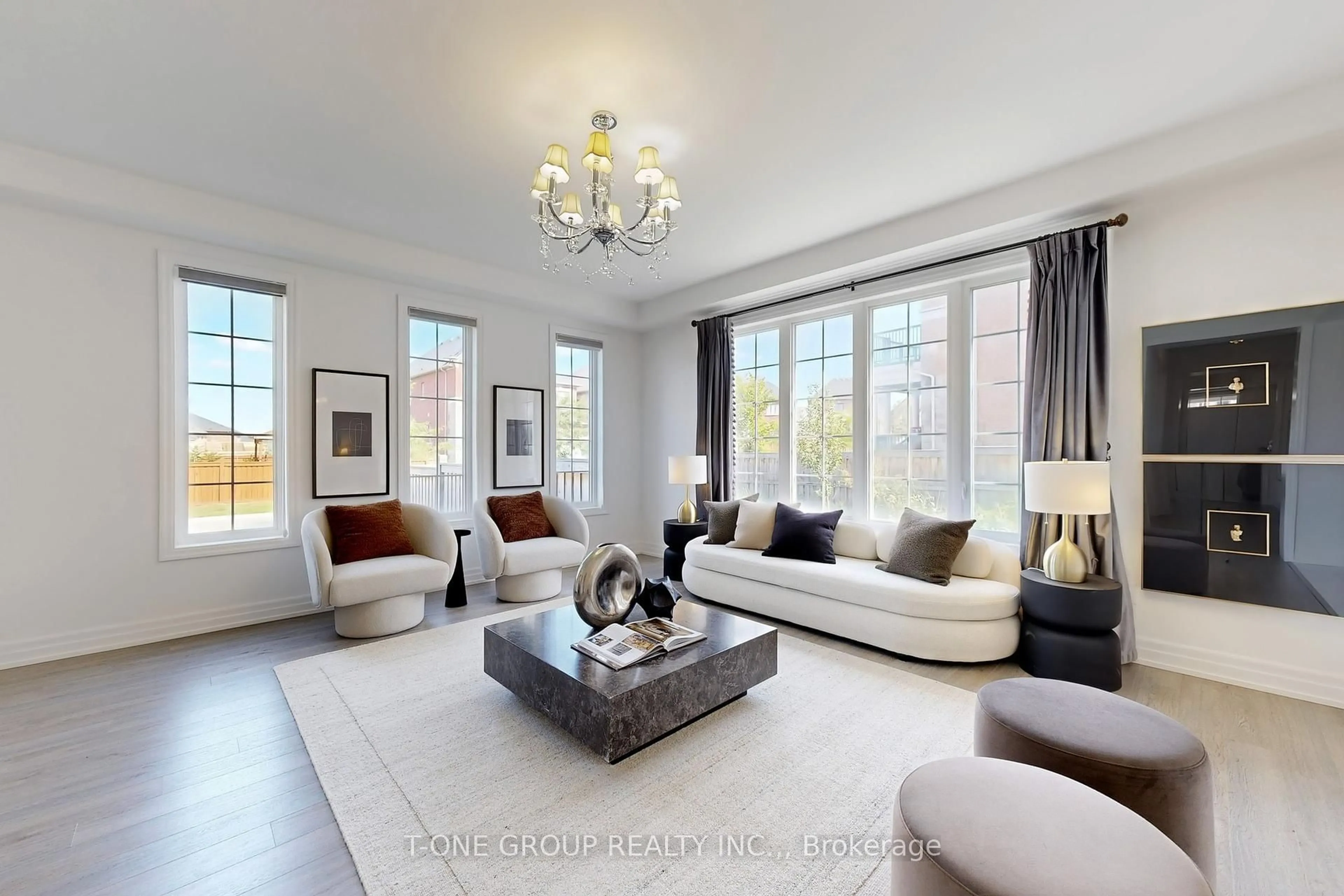 Living room with furniture, unknown for 73 Charlotte Abby Dr, East Gwillimbury Ontario L9N 0S9