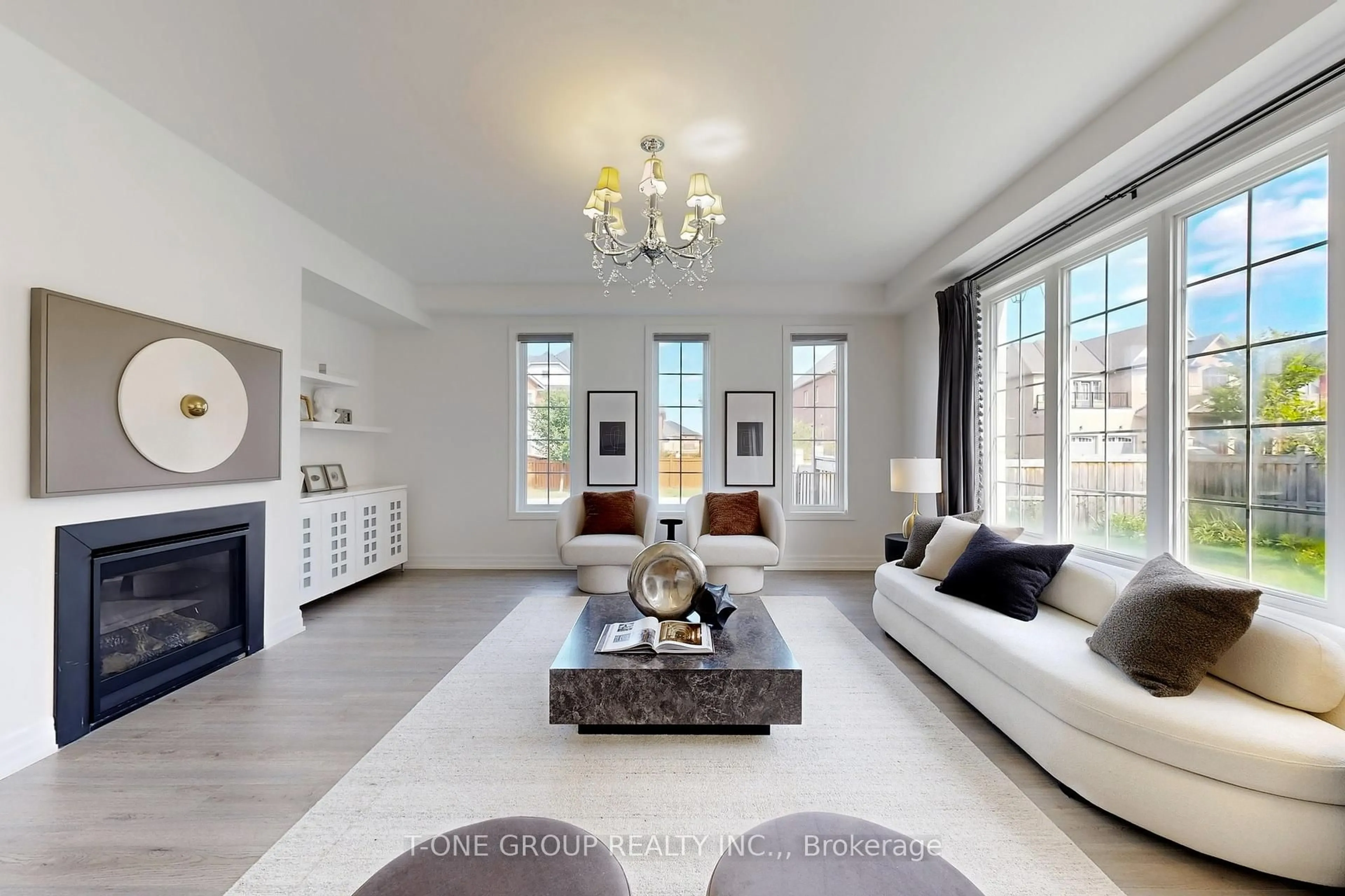 Living room with furniture, unknown for 73 Charlotte Abby Dr, East Gwillimbury Ontario L9N 0S9