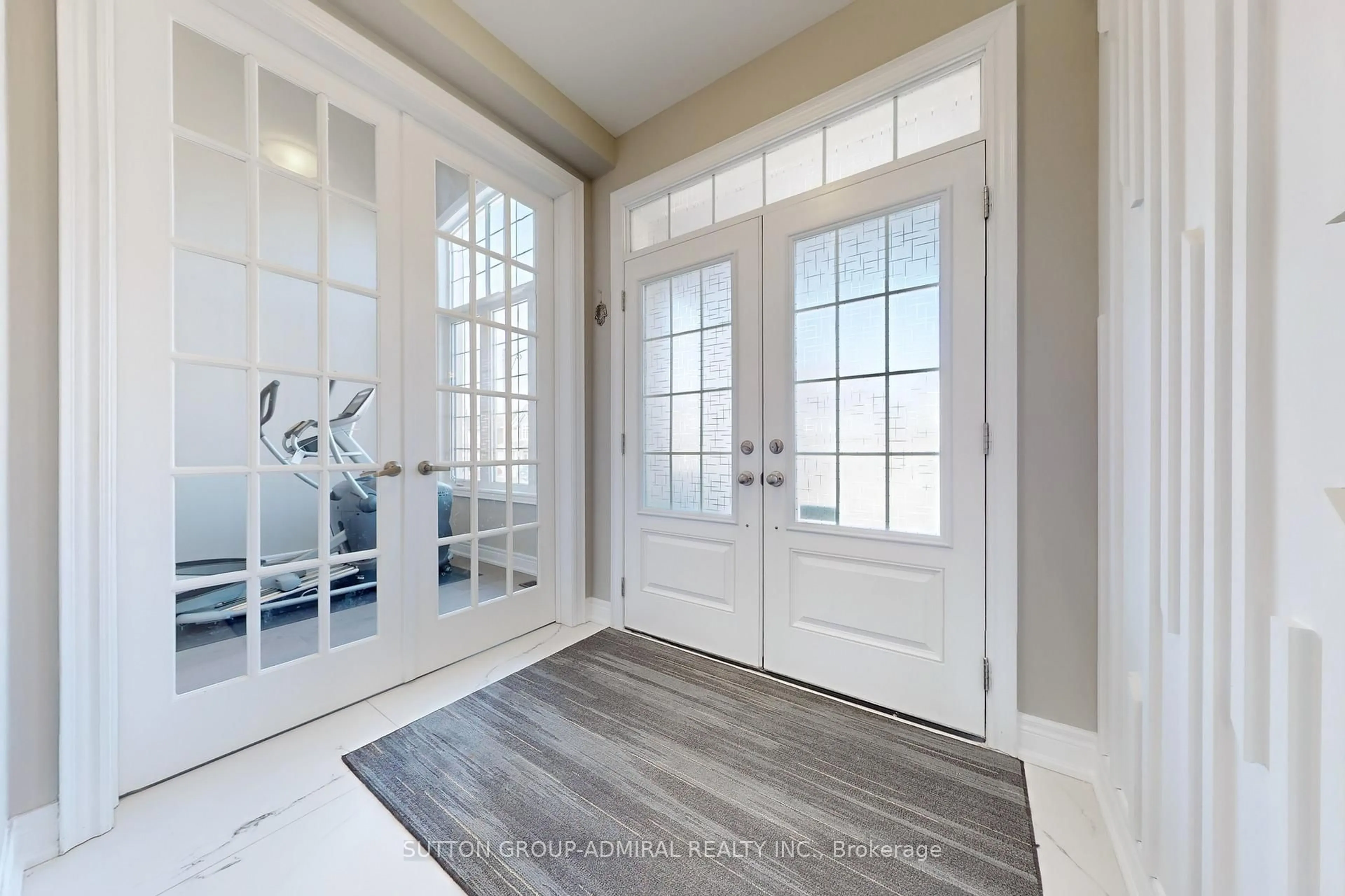 Indoor entryway for 99 Kingknoll Cres, Georgina Ontario L6Y 3E7