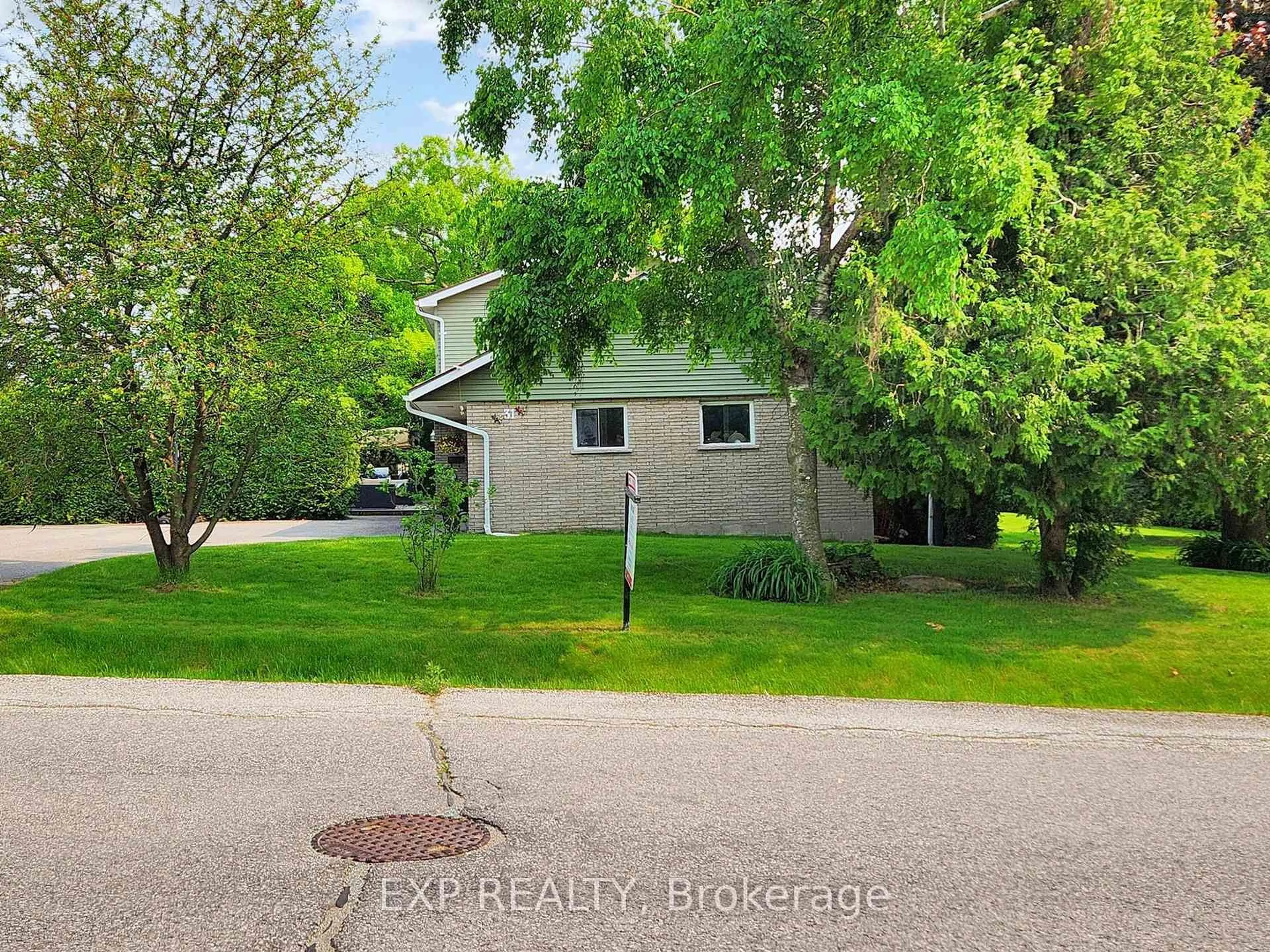 A pic from outside/outdoor area/front of a property/back of a property/a pic from drone, street for 31 Henry St, Georgina Ontario L4P 2L5