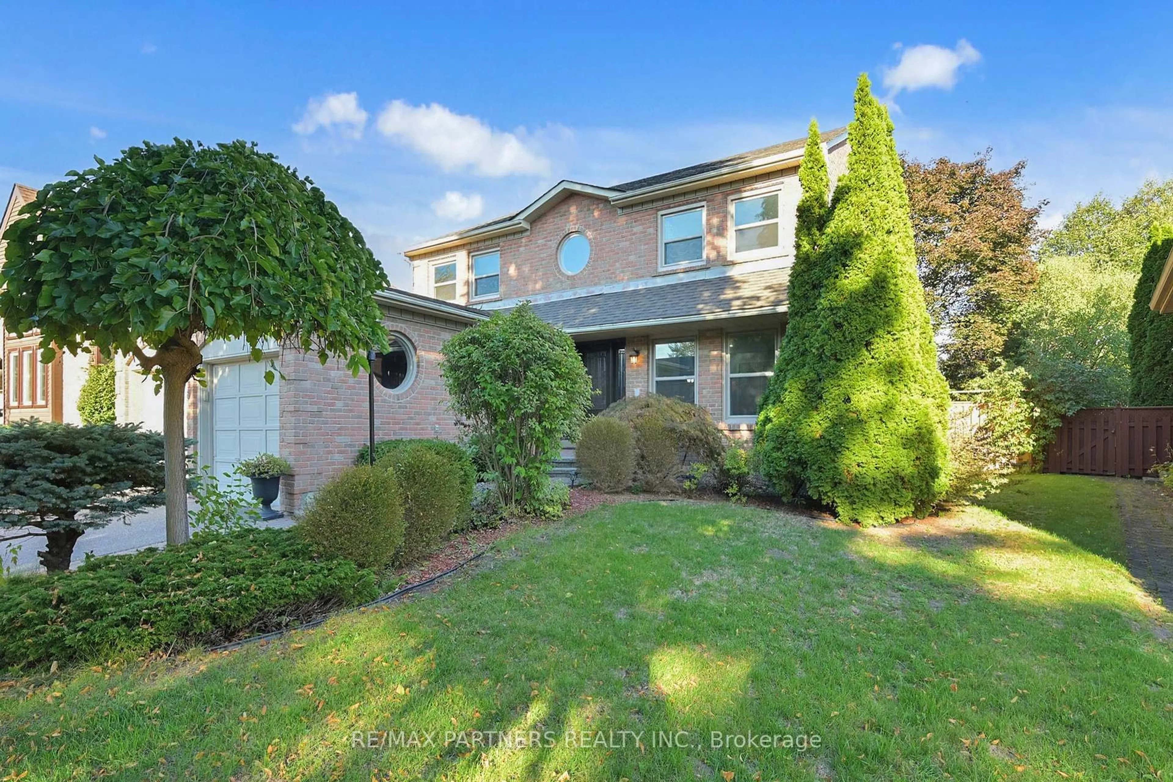A pic from outside/outdoor area/front of a property/back of a property/a pic from drone, street for 82 Ferndell Circ, Markham Ontario L3R 3Y8