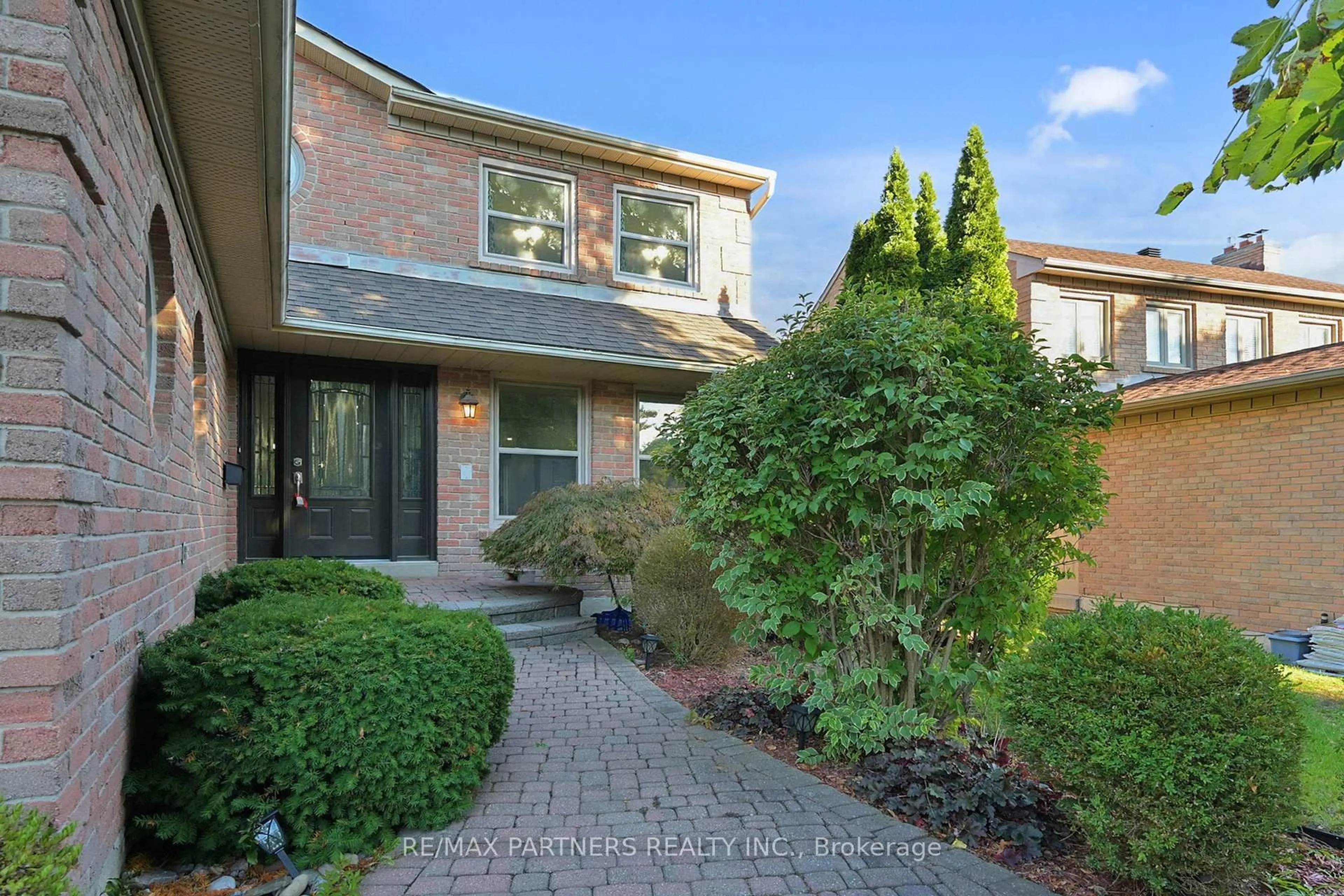 Home with brick exterior material, street for 82 Ferndell Circ, Markham Ontario L3R 3Y8