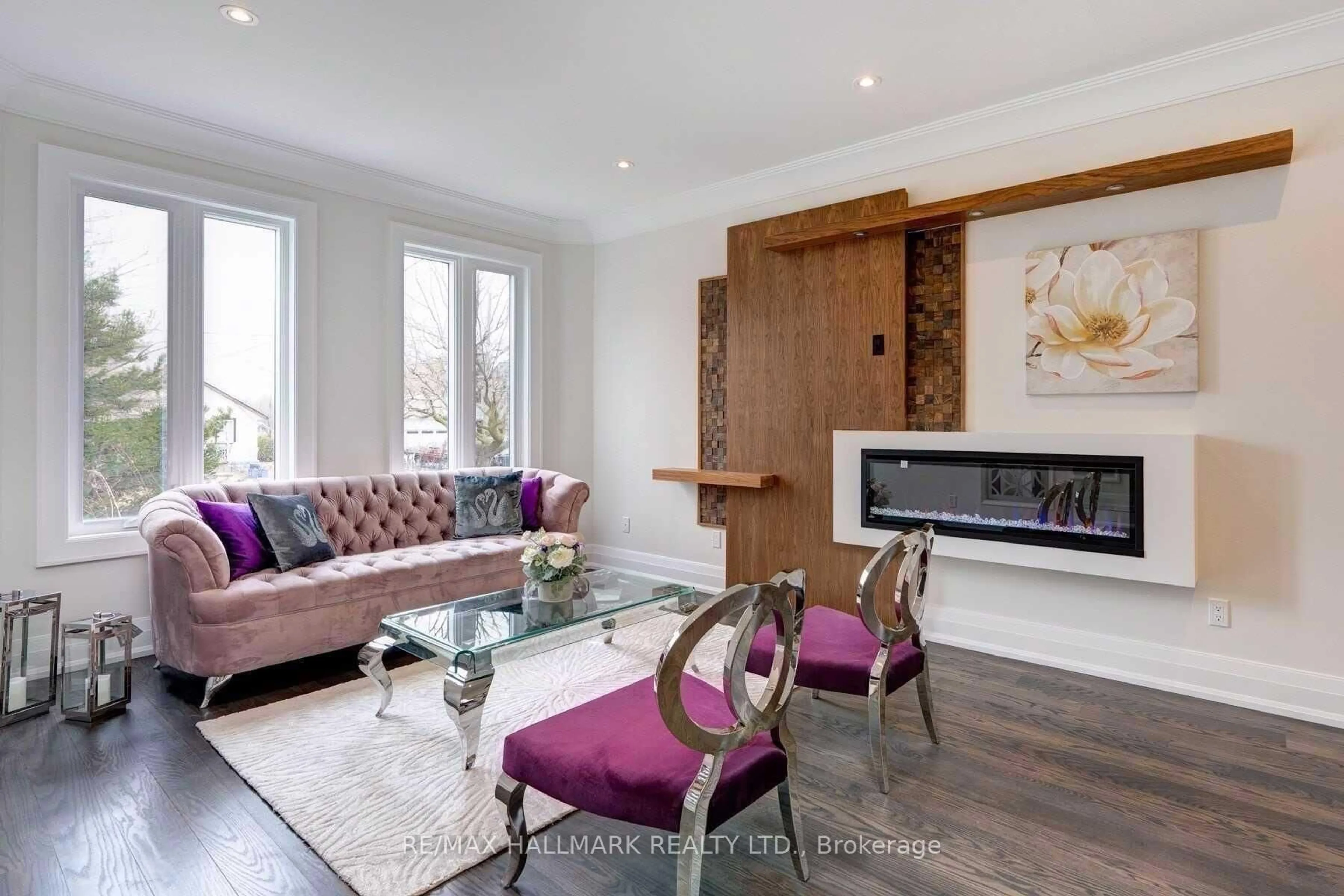 Living room with furniture, wood/laminate floor for 46 Yongehurst Rd, Richmond Hill Ontario L4C 3T2