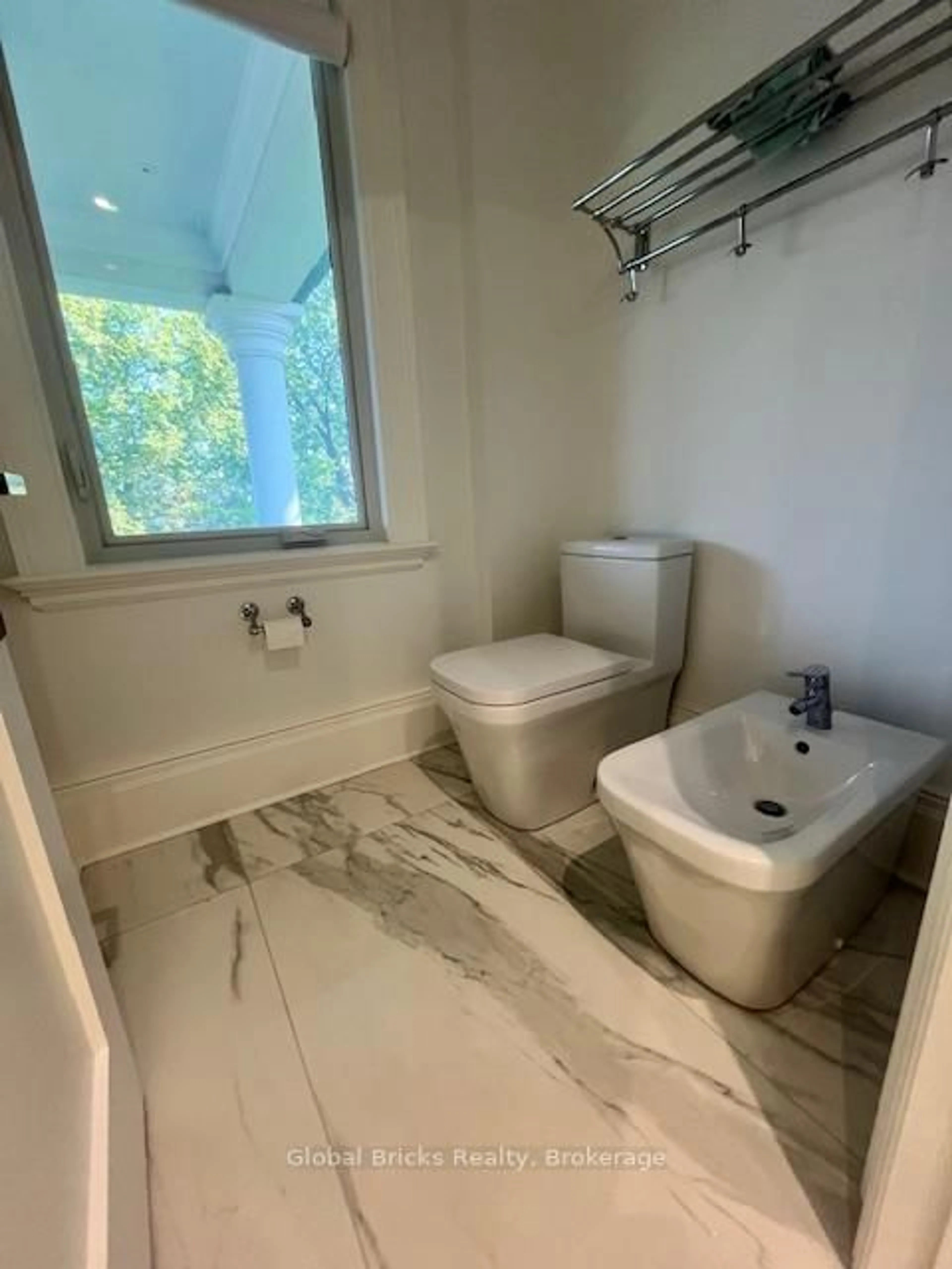Contemporary bathroom, ceramic/tile floor for 53 Elizabeth Dr, King Ontario L0G 1N0