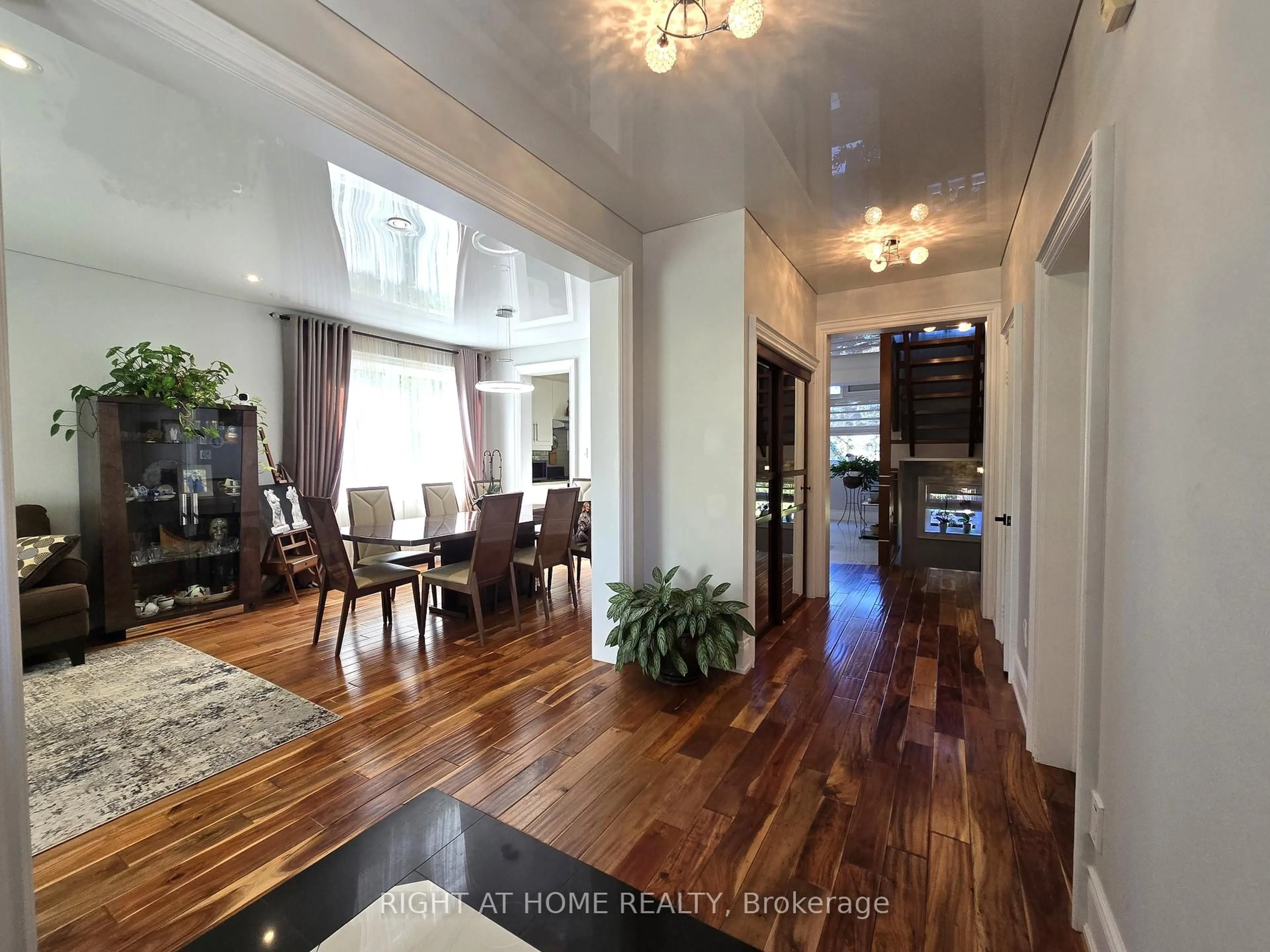 Indoor foyer for 963 Northern Prospect Cres, Newmarket Ontario L3X 1N8