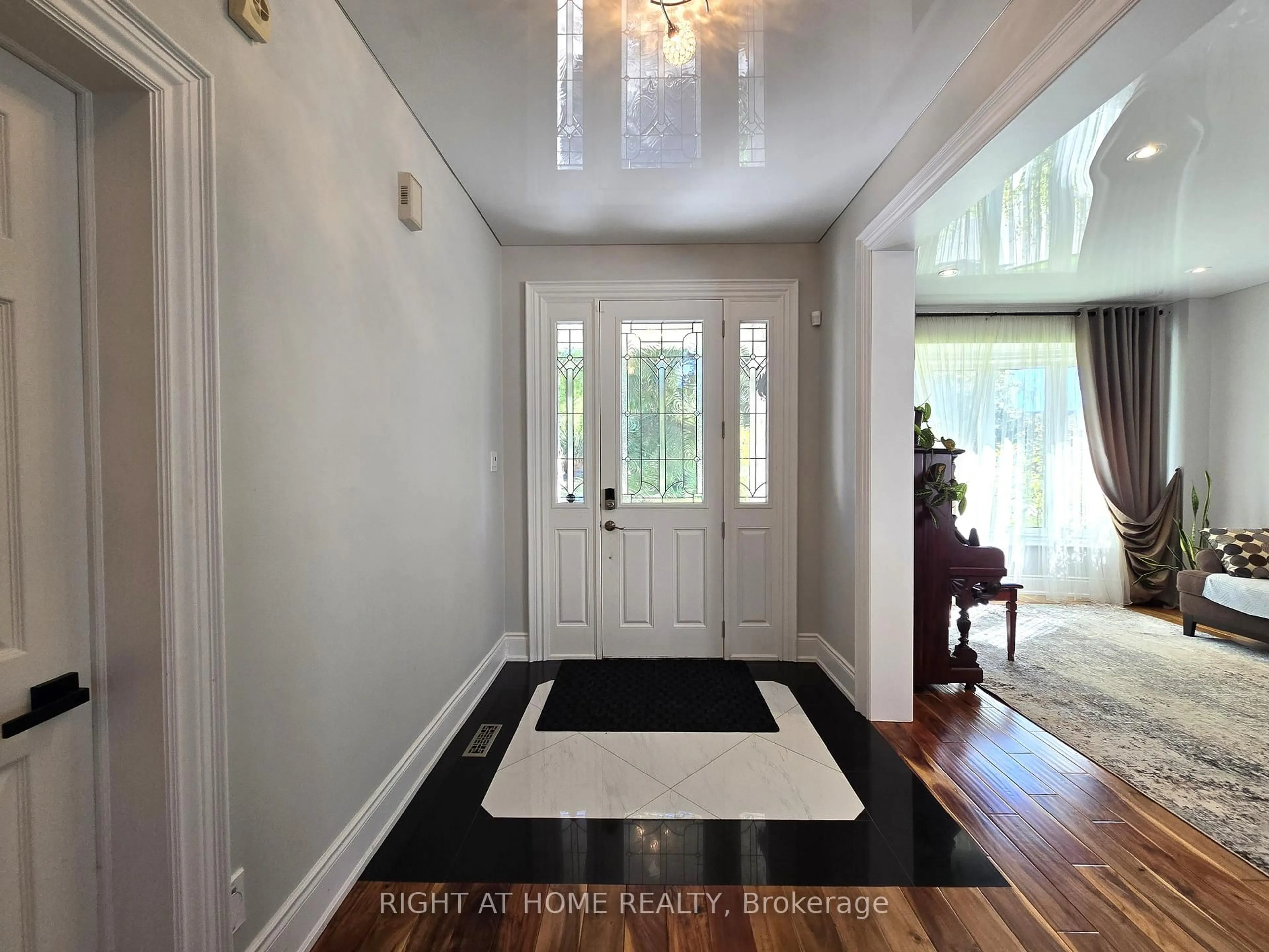 Indoor entryway for 963 Northern Prospect Cres, Newmarket Ontario L3X 1N8