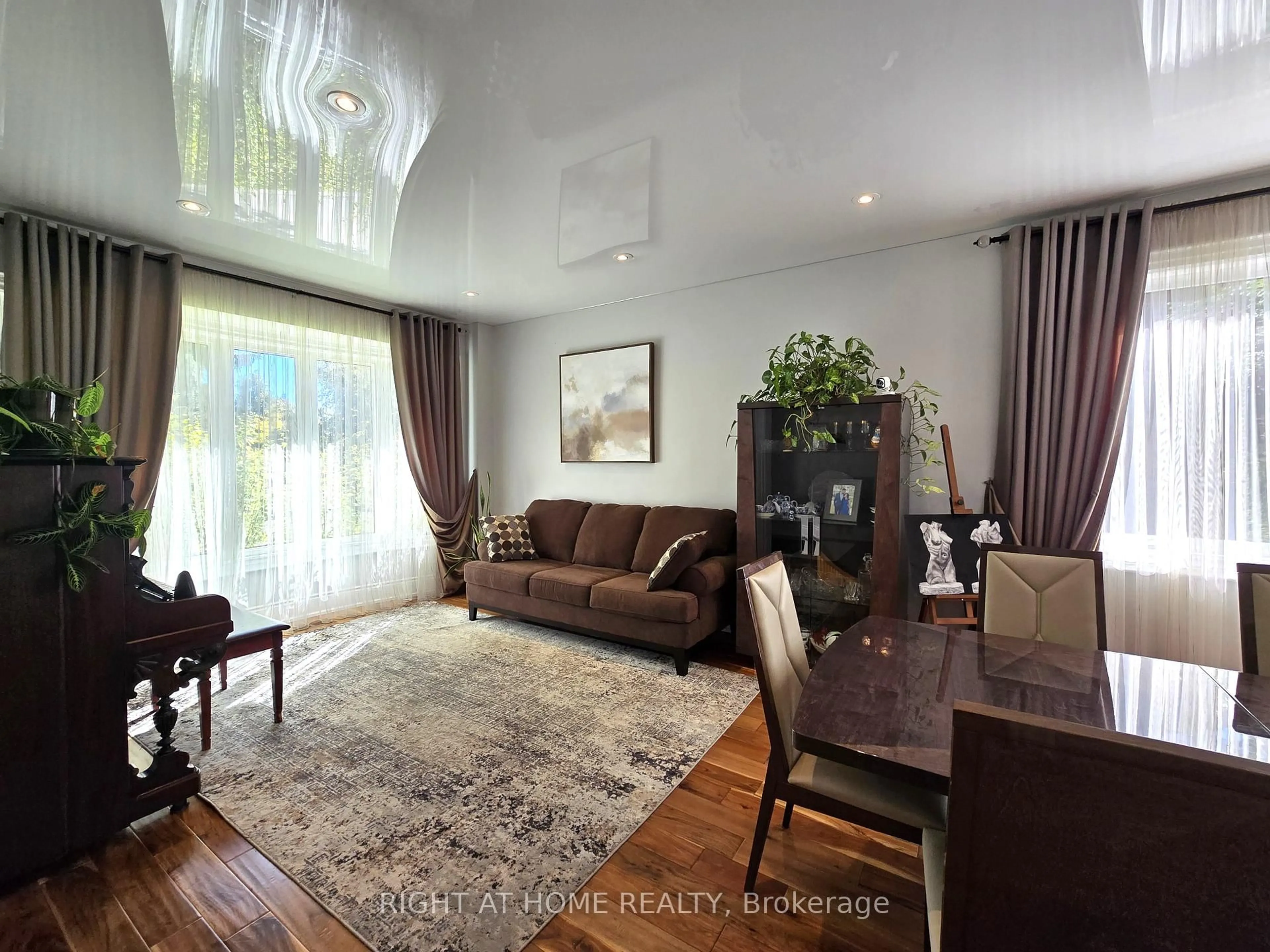Living room with furniture, wood/laminate floor for 963 Northern Prospect Cres, Newmarket Ontario L3X 1N8