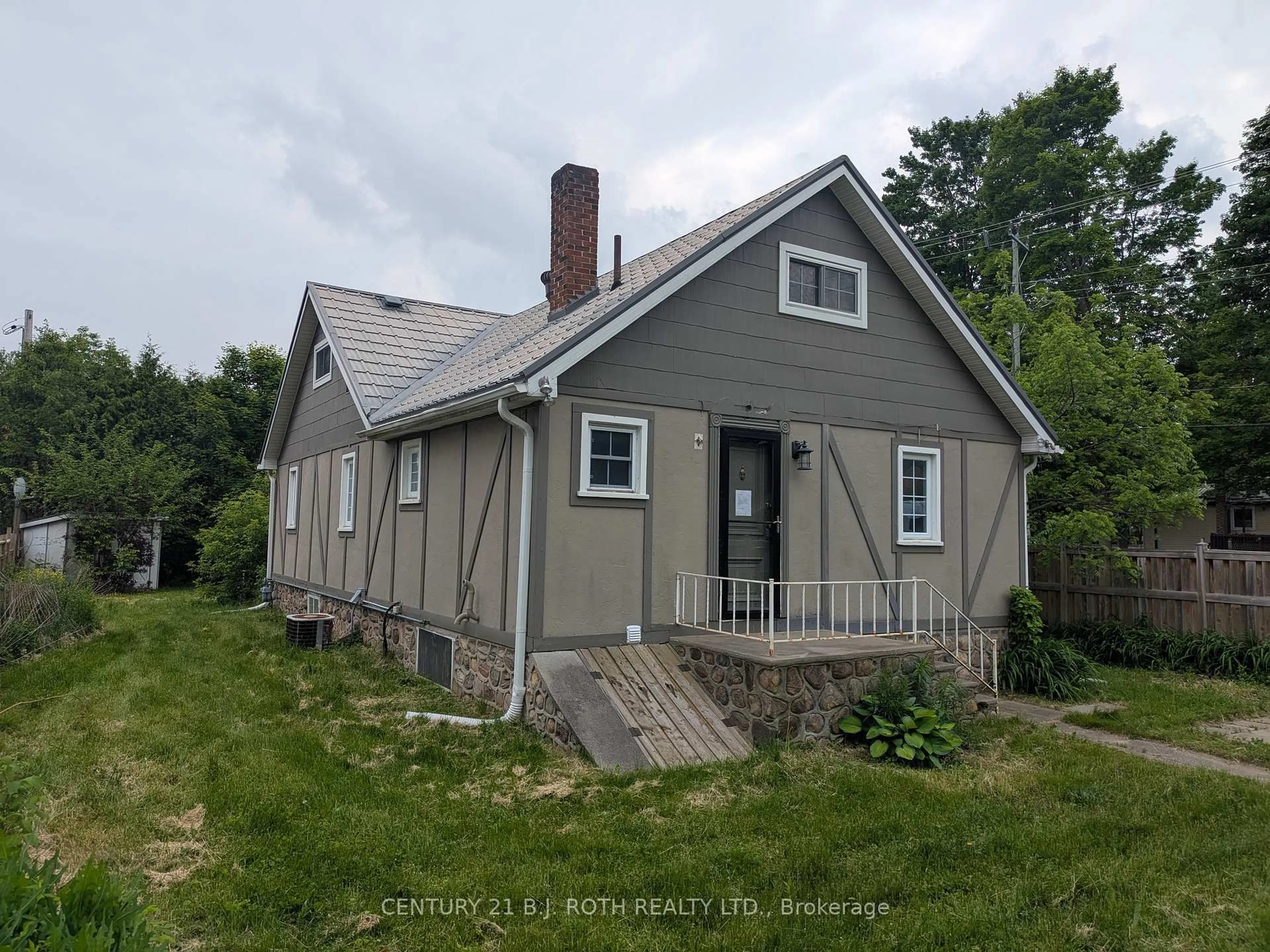 A pic from outside/outdoor area/front of a property/back of a property/a pic from drone, building for 2709 25 Sdrd, Innisfil Ontario L9S 3T1