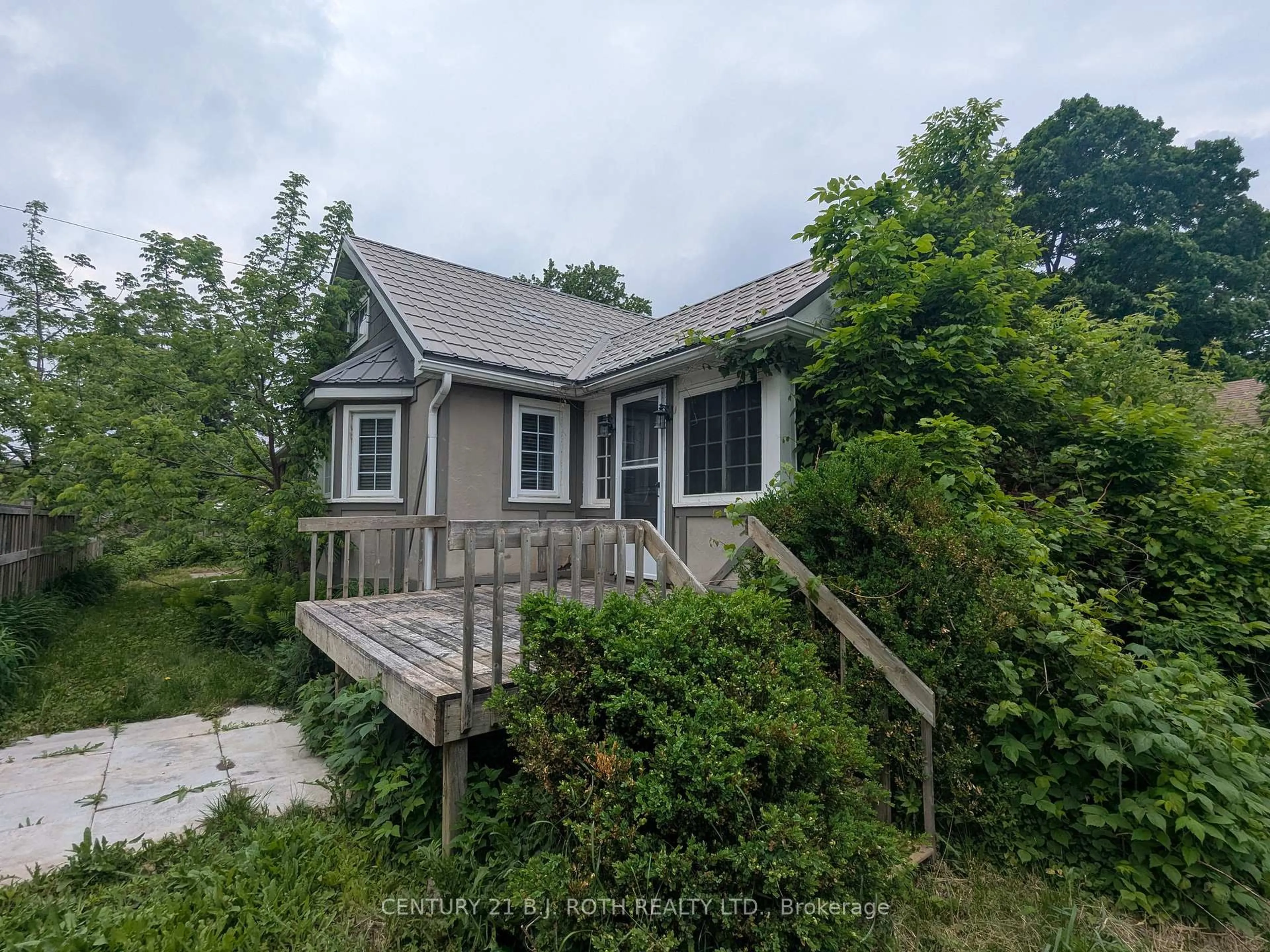 A pic from outside/outdoor area/front of a property/back of a property/a pic from drone, unknown for 2709 25 Sdrd, Innisfil Ontario L9S 3T1
